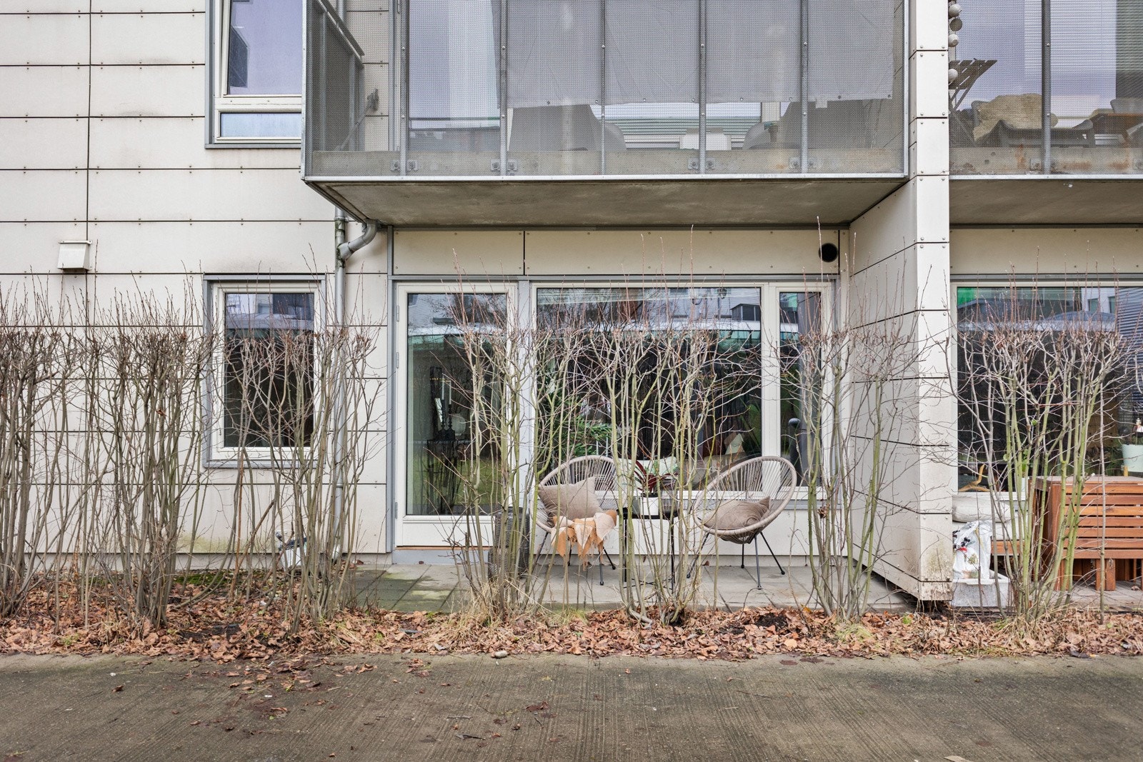 Sjarmerende markterrasse mot privat bakgård med betongheller, perfekt for en kaffepause eller hyggelige stunder utendørs Galleribilde