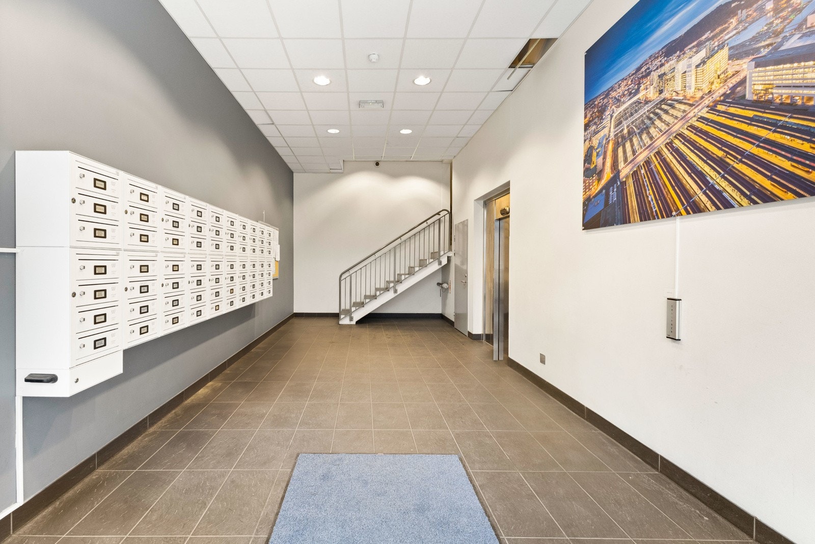 Leiligheten har en svært god beliggenhet, og passer for deg som ønsker en kombinasjon av et moderne og urbant bomiljø, samtidig som man bor svært sentralt og vil kjenne på pulsen av Oslo by/ sentrum. Galleribilde