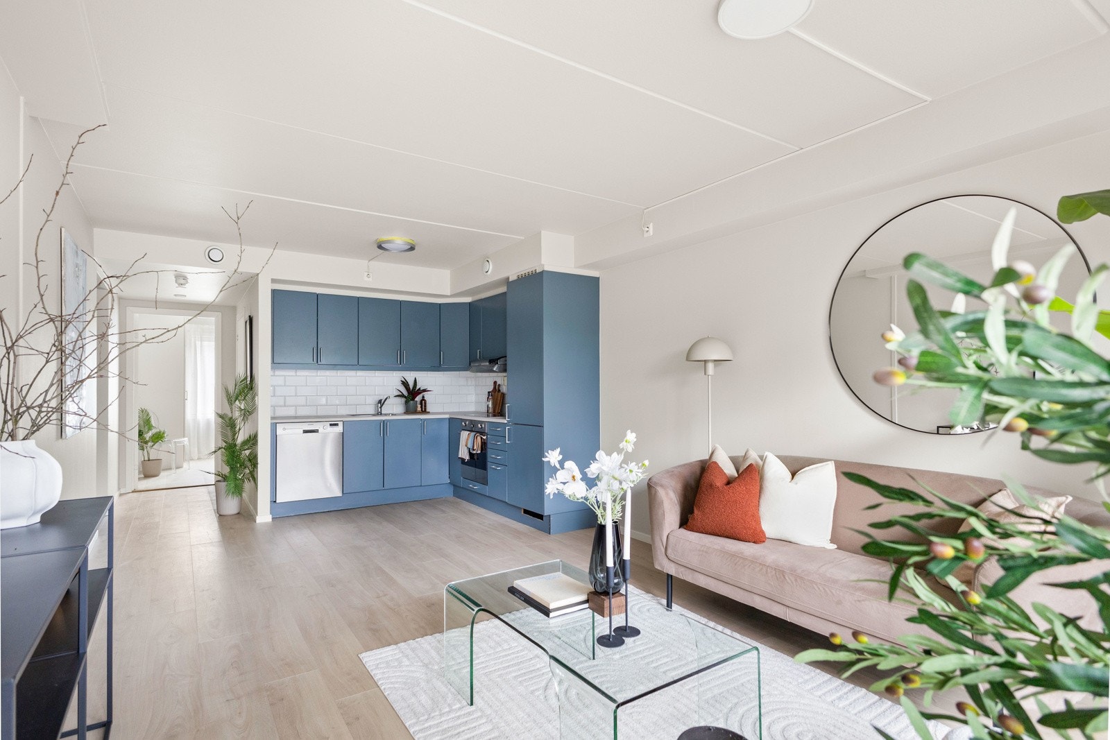 Moderne og funksjonelt kjøkken med slette, nymalte fronter og en laminert benkeplate med fliser over. Galleribilde