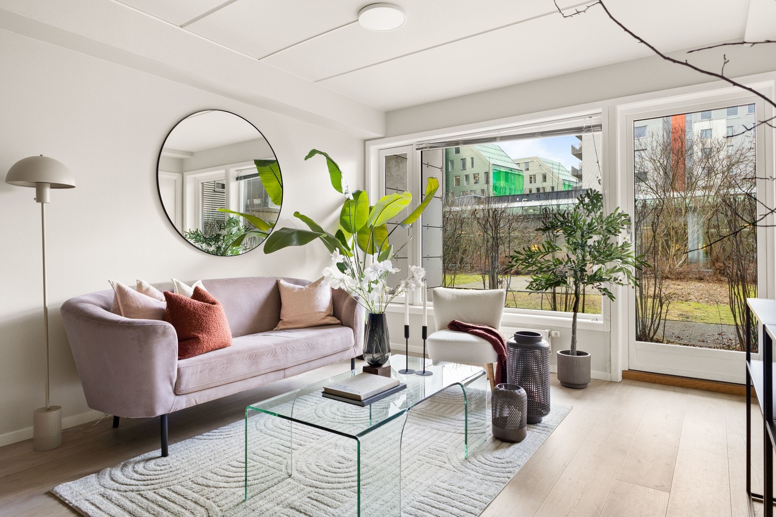 Romslig og luftig stue med store vindusflater som slipper inn rikelig med dagslys. Galleribilde