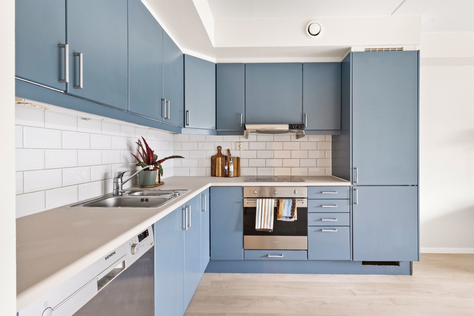 Kjøkkenet er utstyrt med oppvaskkum, ventilator med avtrekk ut og opplegg for oppvaskmaskin. Galleribilde