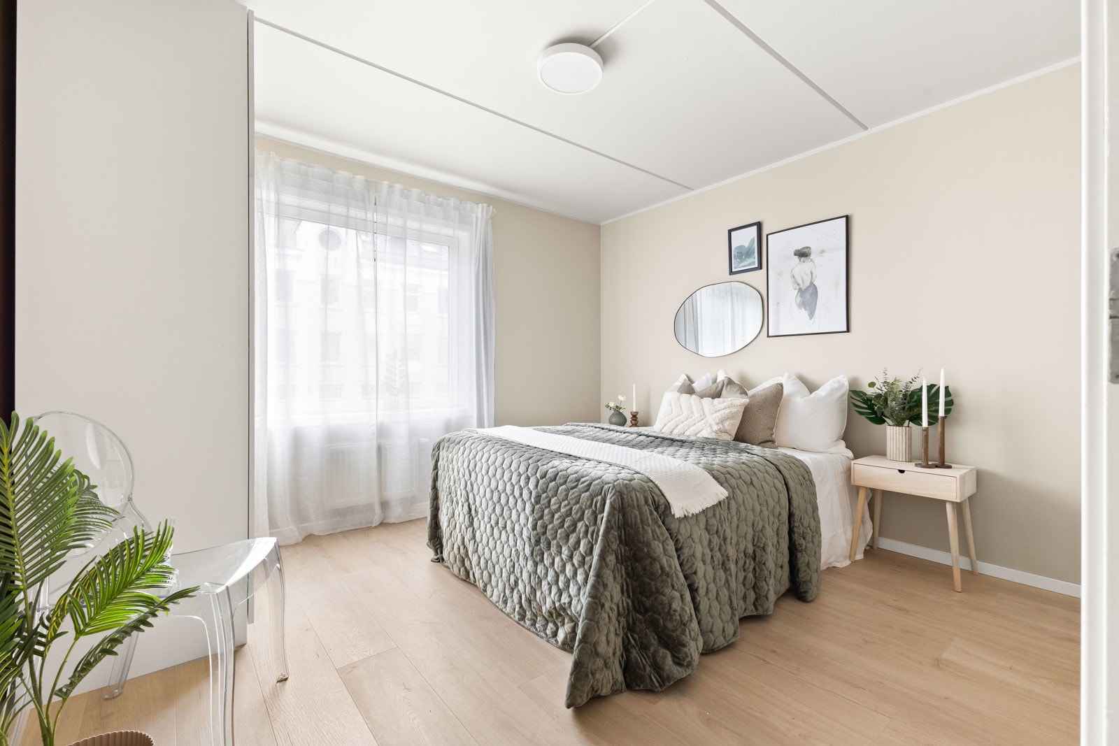 Leiligheten har to romslige soverom. Hovedsoverommet har plass til dobbeltseng, nattbord og garderobeskap. Galleribilde