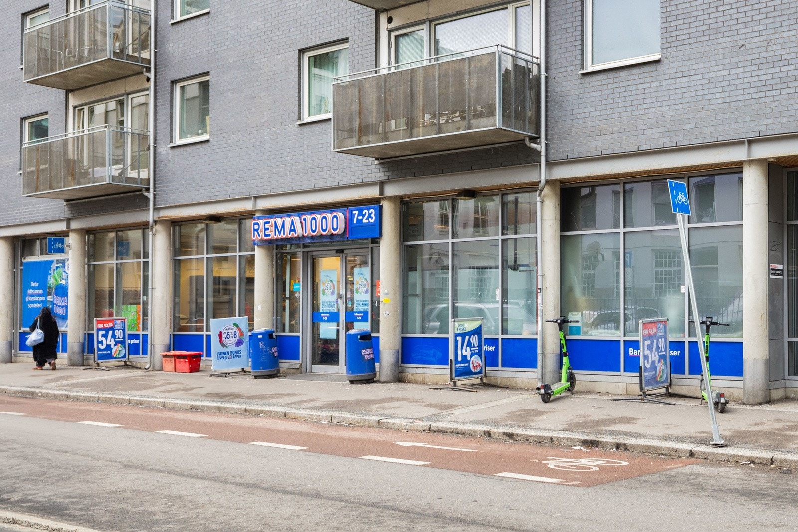 Fra leiligheten er det gangavstand til "alt" av fasiliteter og servicetilbud, herunder et stort utvalg av butikker. Galleribilde