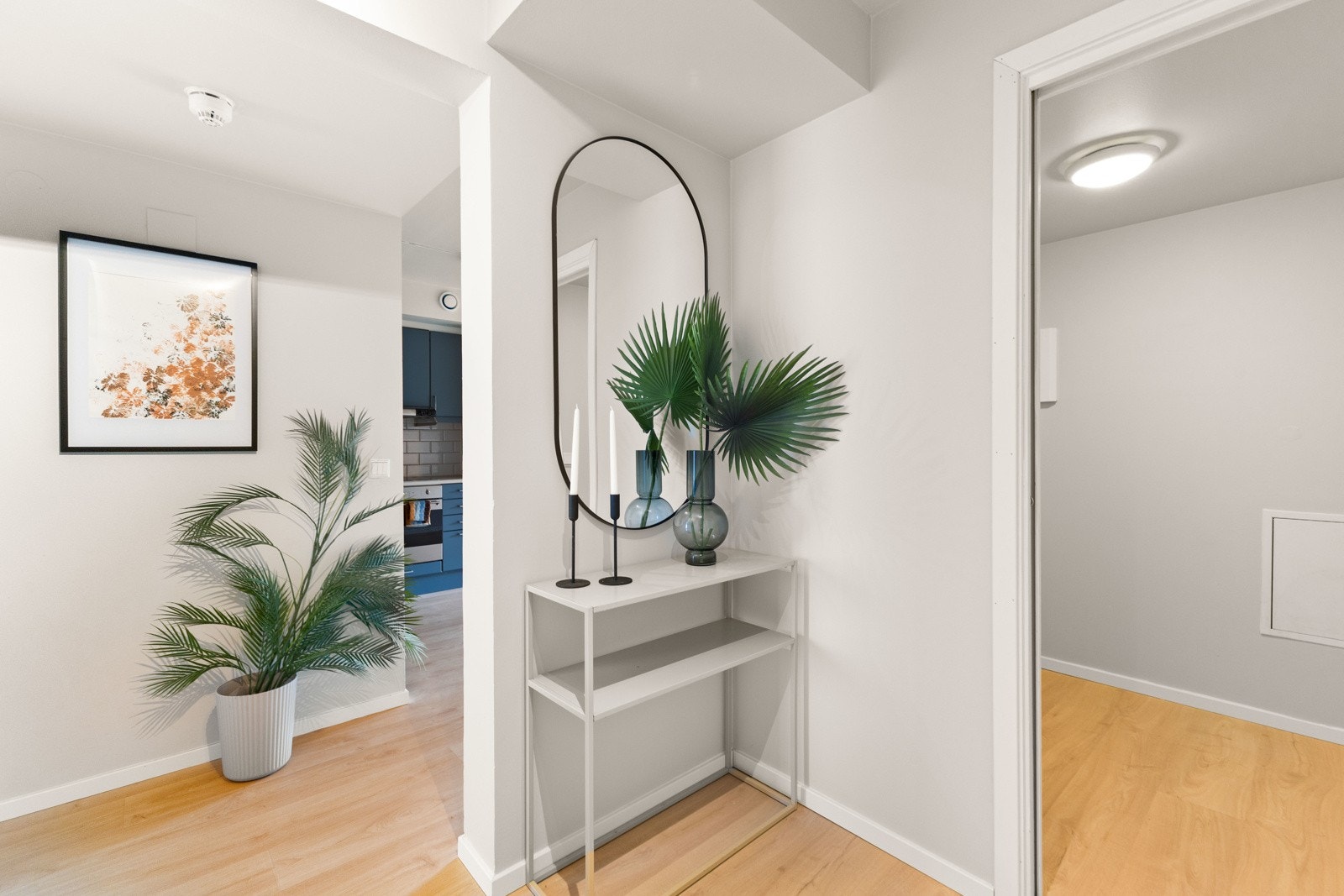 Lys og innbydende entré med gode oppbevarings- og opphengsmuligheter. Galleribilde