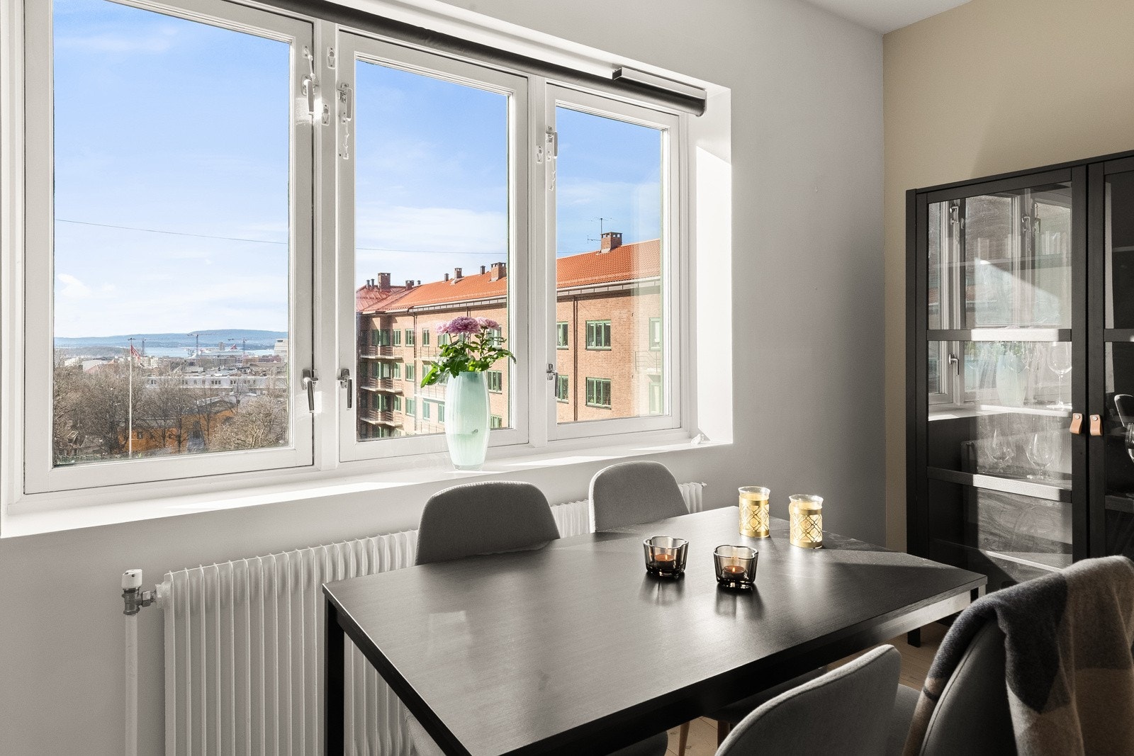 Kombinasjonen av god takhøyde, gjennomgående planløsning i bygget og store vindusflater gir rikelig med naturlig lys og en herlig romfølelse. Galleribilde