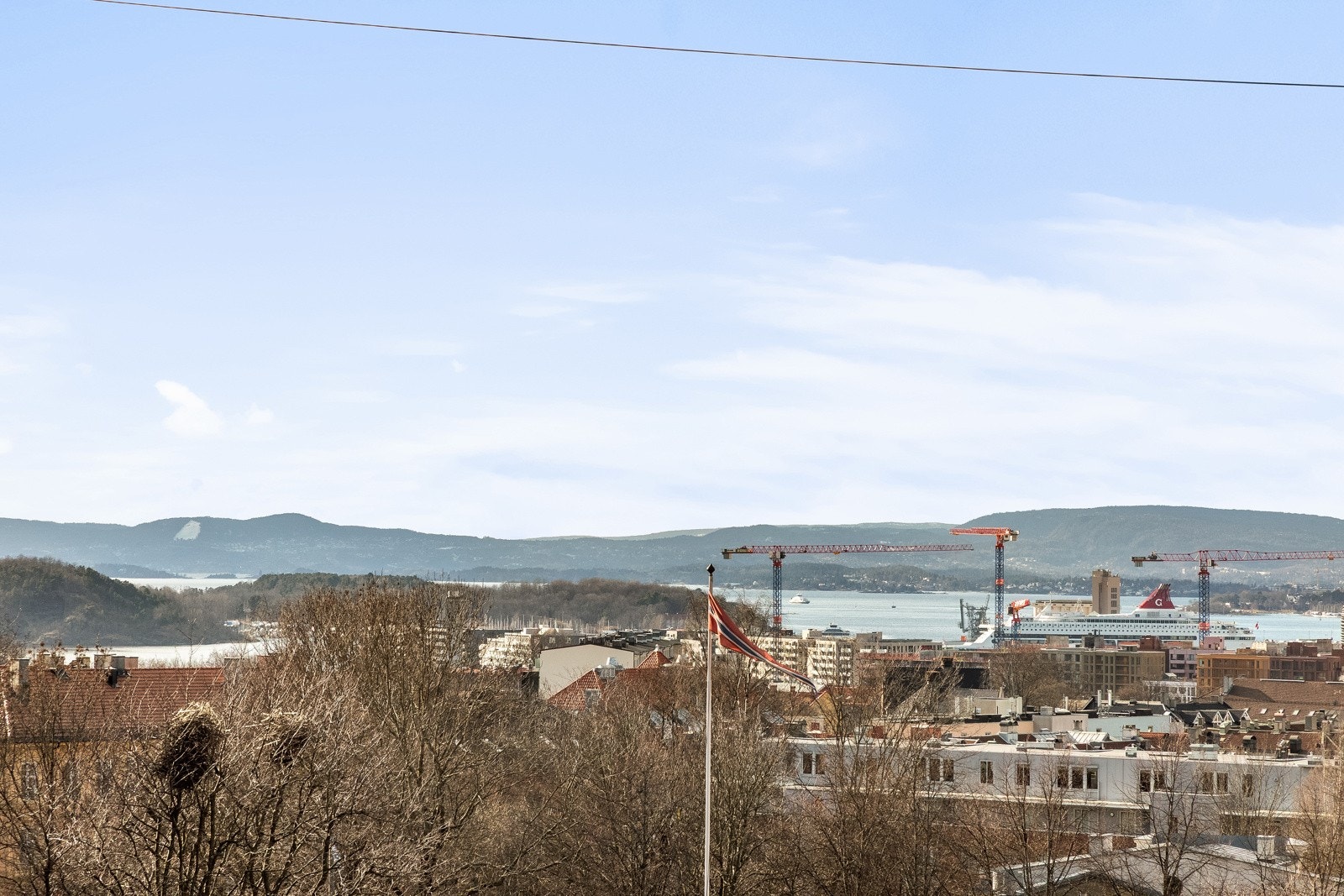 I tillegg til å bo i toppetasjen av bygården, ligger gården og tomten på et høydedrag som gir fantastisk utsikt over Oslo by. Galleribilde