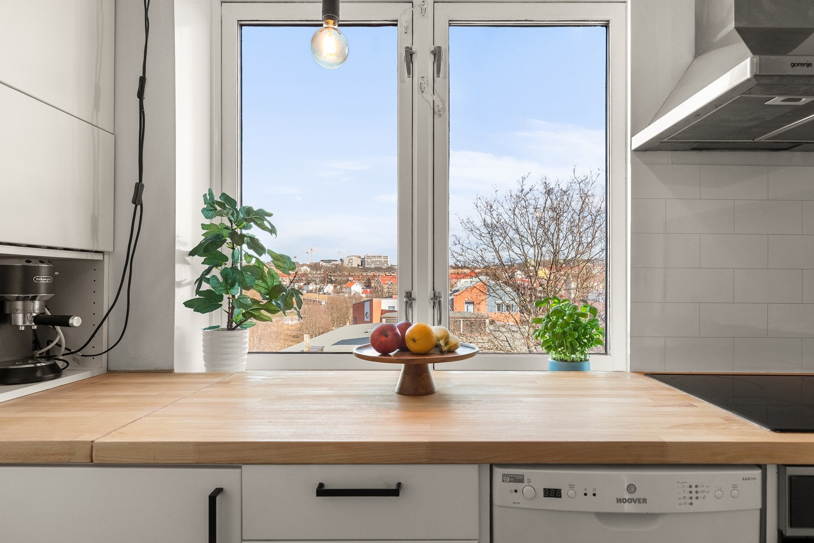 Fra den ene siden kan du nyte utsikt mot blant annet Oslofjorden, Barcode og Oslo sentrum, mens du får utsikt mot blant annet Jordal og Vålerenga fra den ande siden. Galleribilde