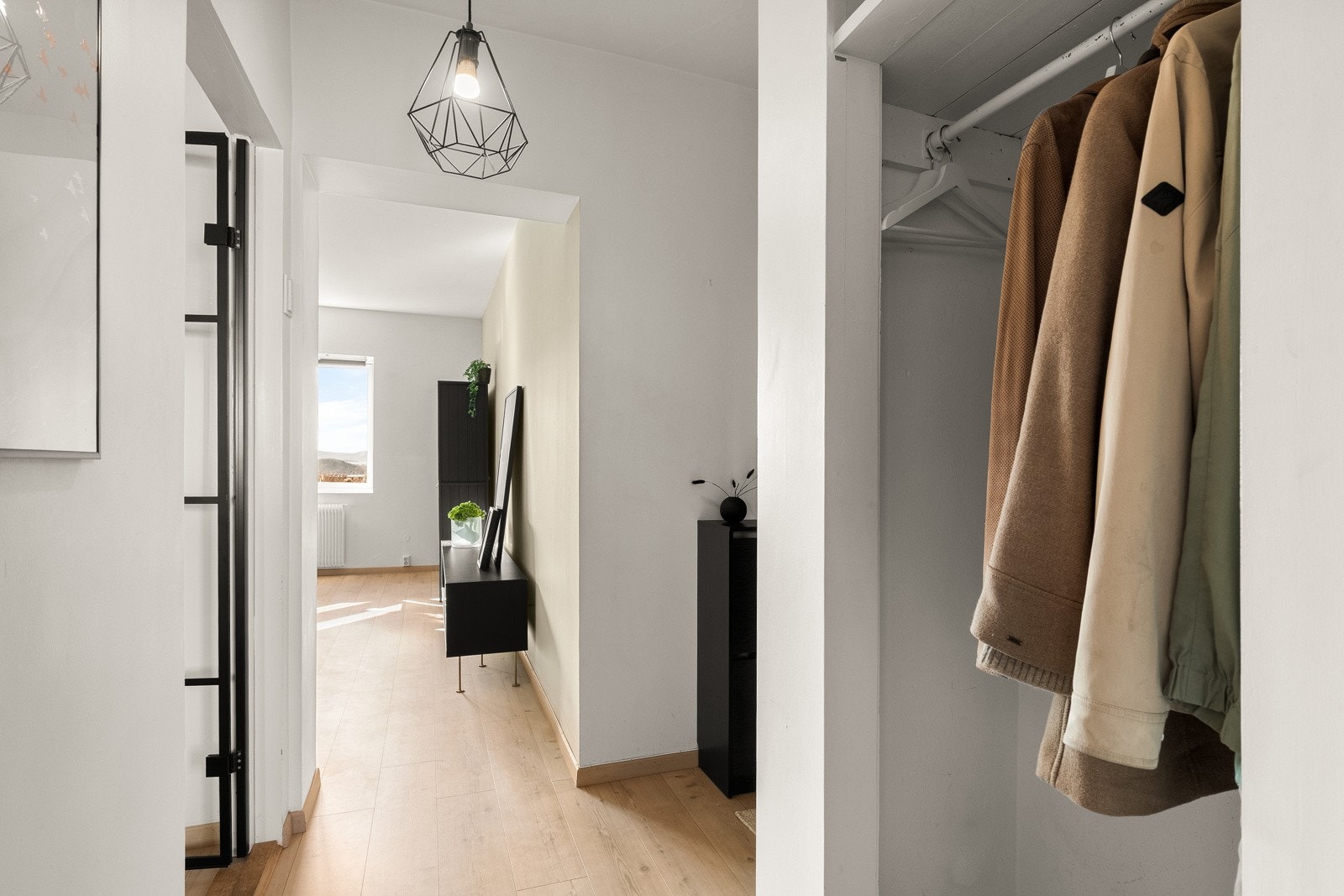 Praktisk entré/gang med plass til oppheng av yttertøy og sko, samt smart bodnisje for ytterligere oppbevaring. Galleribilde