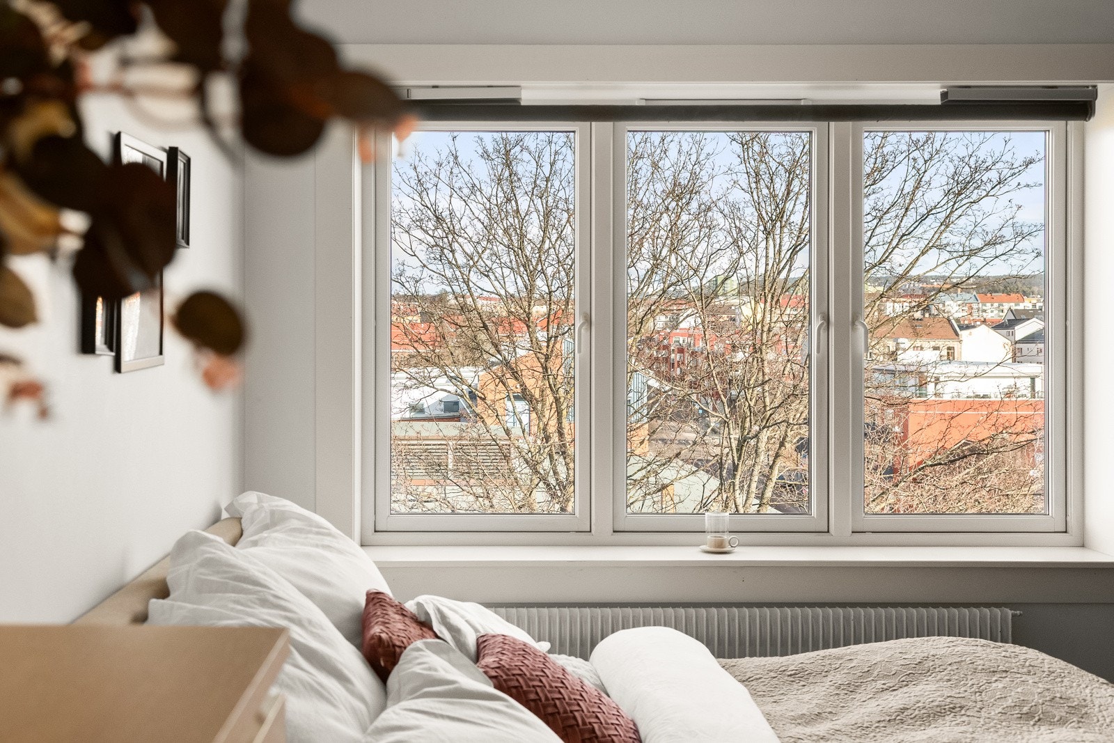 Leiligheten preges av store vindusflater som gir rikelig med naturlig lys. Galleribilde