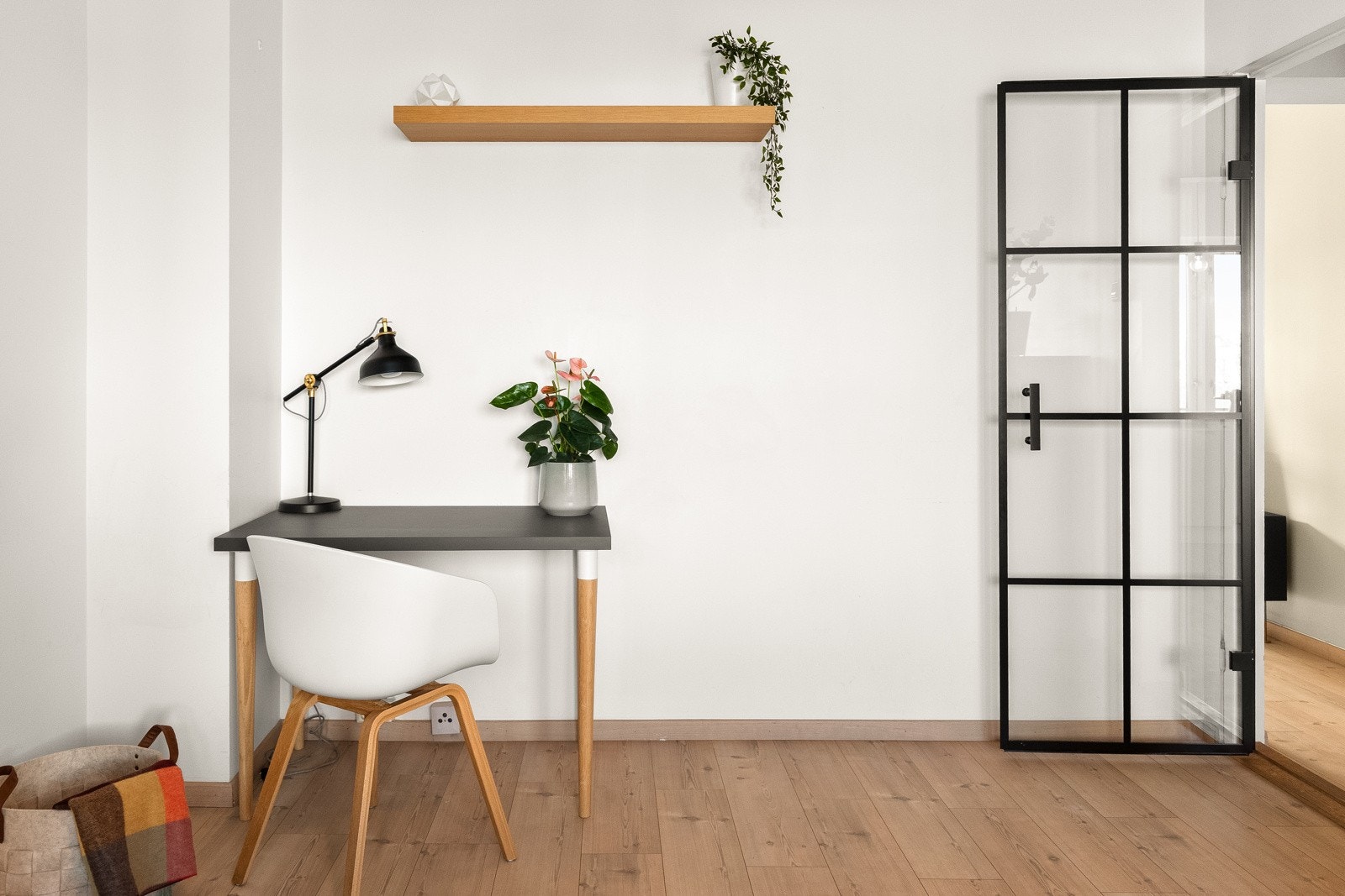 Mellom soverommet og gangen er det montert en smijernsliknende glassdør som er et dekorativt smykke mellom rommene. Galleribilde