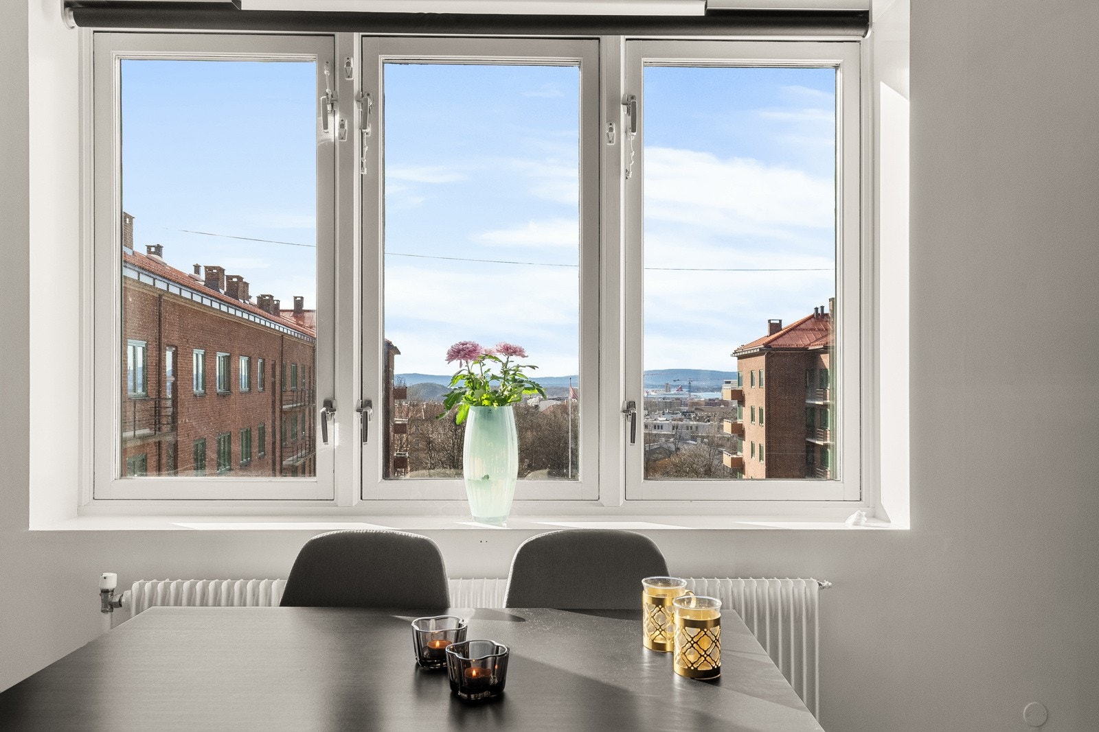 Fra stuevinduet har man vidstrakt utsikt mot Oslo by og fjord, samt et nydelig parkmessig opparbeidet gårdsrom i front av utsikten. Galleribilde