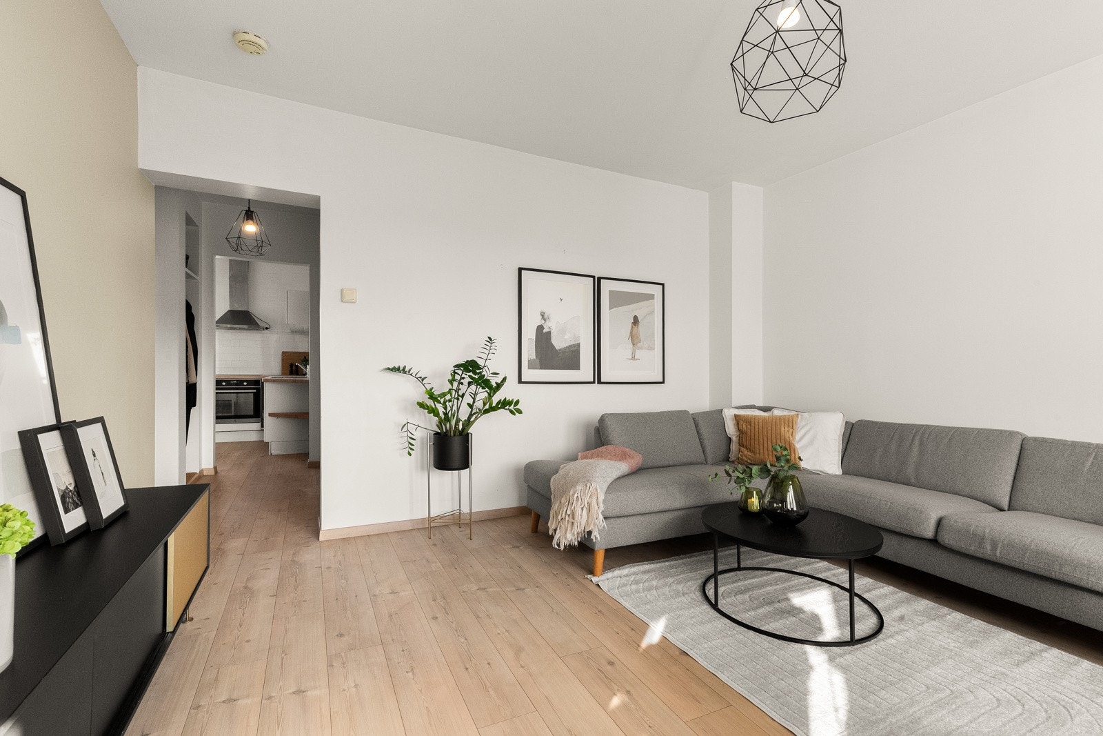 Stuen har flere naturlige møbleringssoner med god plass til sofagruppe, mediemøbler, spisestue og annet ønskelig møblement. Galleribilde