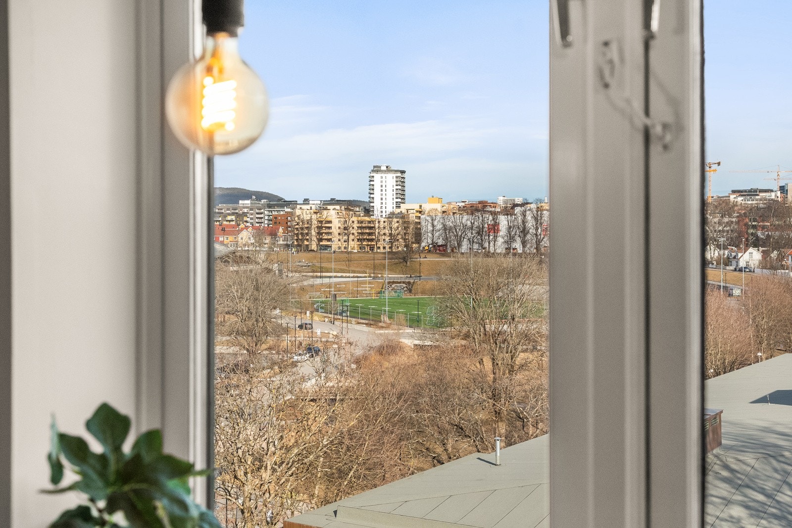 I likhet med de andre rommene i leiligheten har man også her fantastisk utsikt. Galleribilde