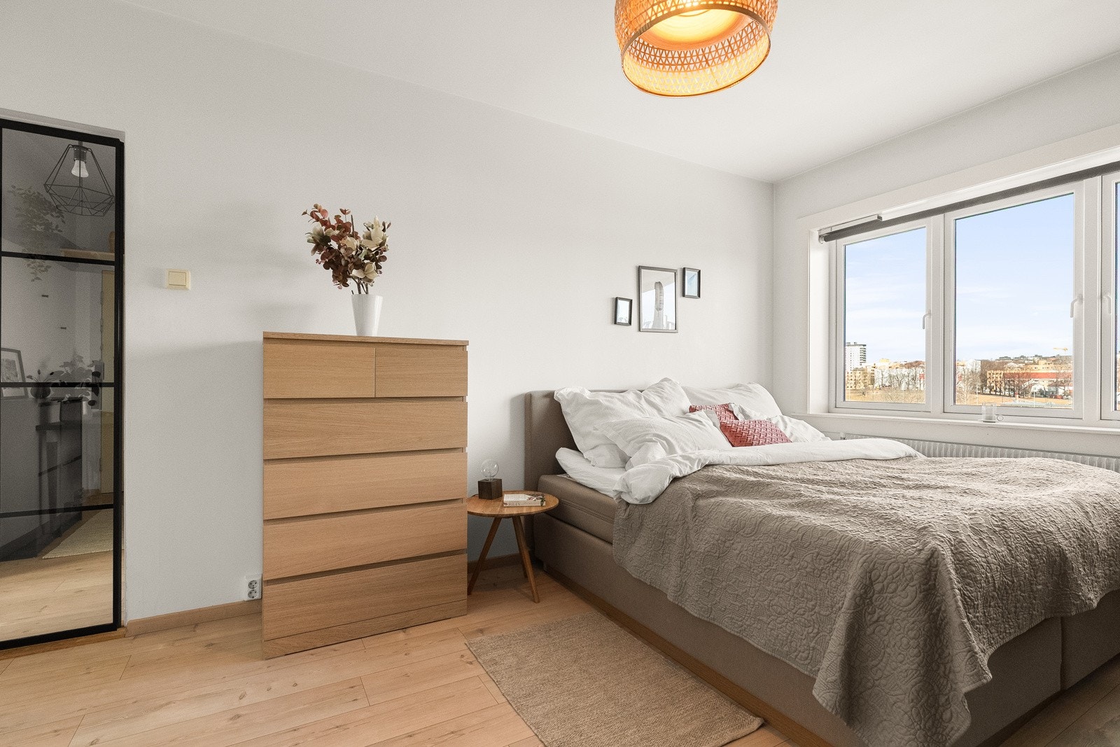 I likhet med kjøkkenet har man også her flott utsikt mot blant annet Jordal og Vålerenga. Galleribilde