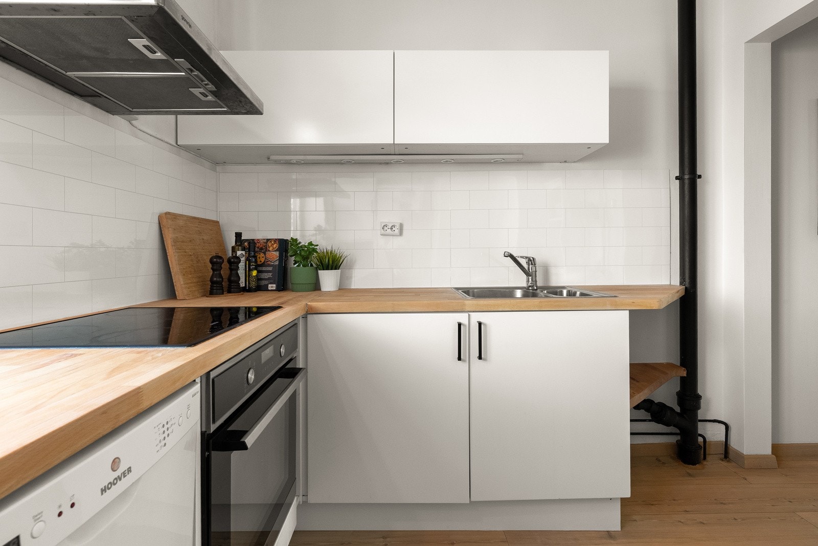 Kjøkkenet er utstyrt med kullfiltervifte over stekesonen, integrert platetopp og stekeovn, samt plass til frittstående kjøleskap/fryseskap og oppvaskmaskin i kjøkkeninnredningen. Galleribilde