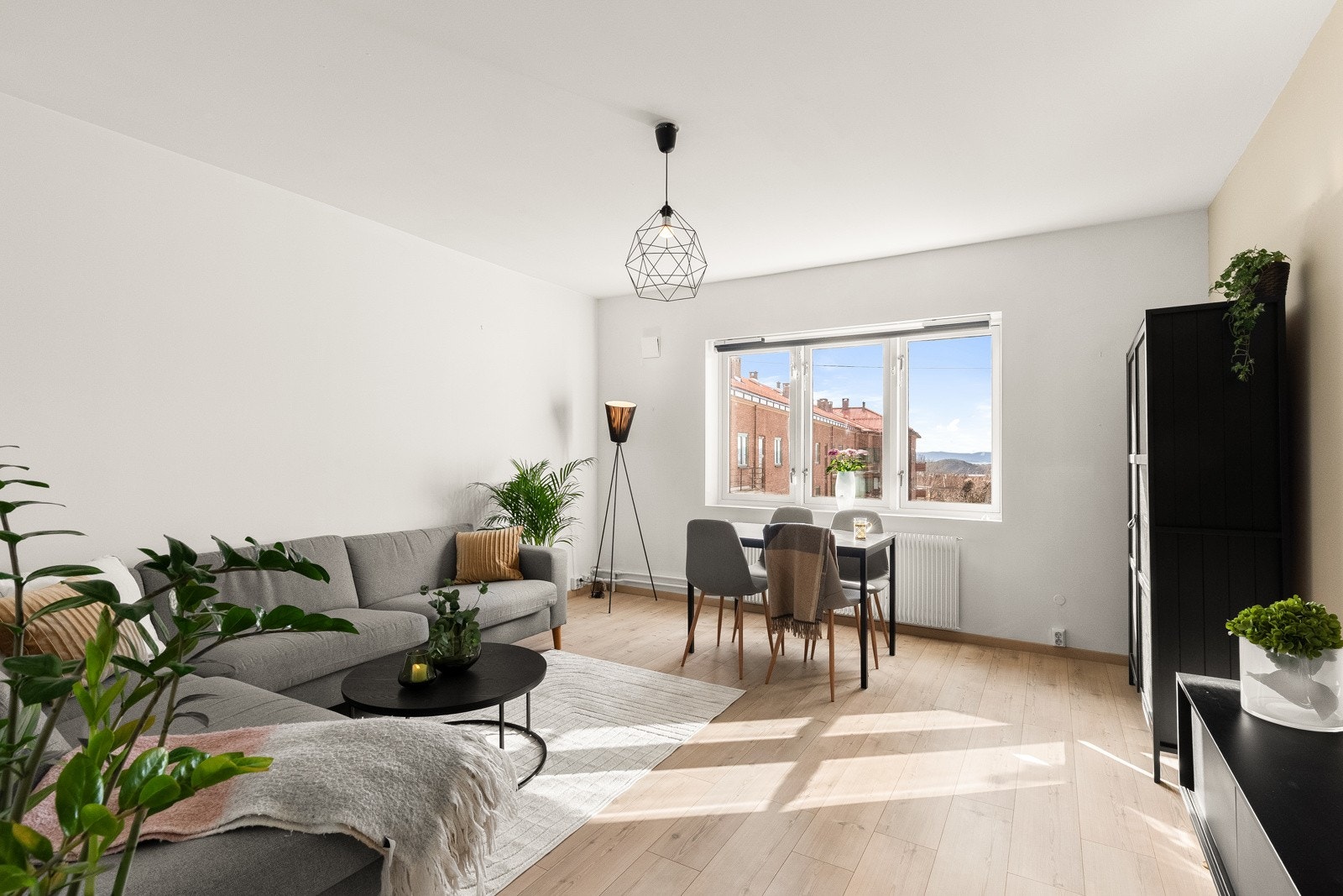 Lys og luftig stue med god takhøyde og store vindusflater som gir rikelig med naturlig lys. Galleribilde