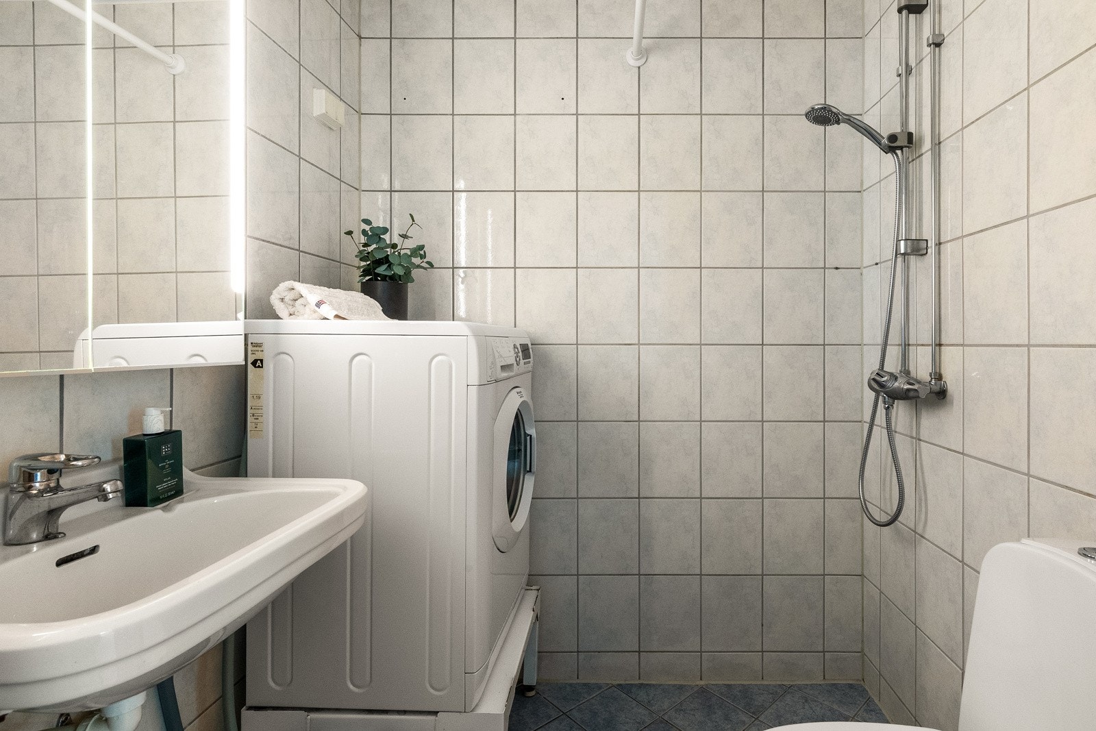 Flislagt baderom som ble pusset opp i regi av borettslaget i 2004/2005. Baderommet har gulvvarme, fliser på gulv og vegger, samt malt overflate i himling. Videre har baderommet opplegg for vaskemaskin og tørketrommel. Galleribilde