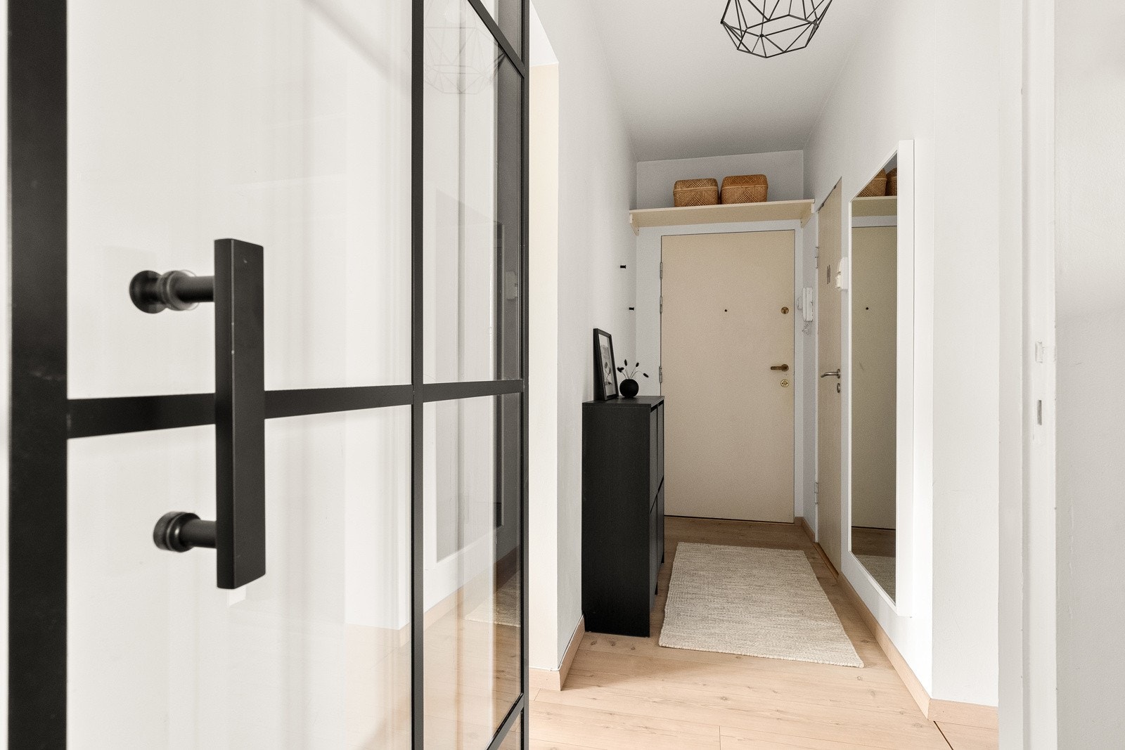 Fra soverom mot entré/gang. Galleribilde