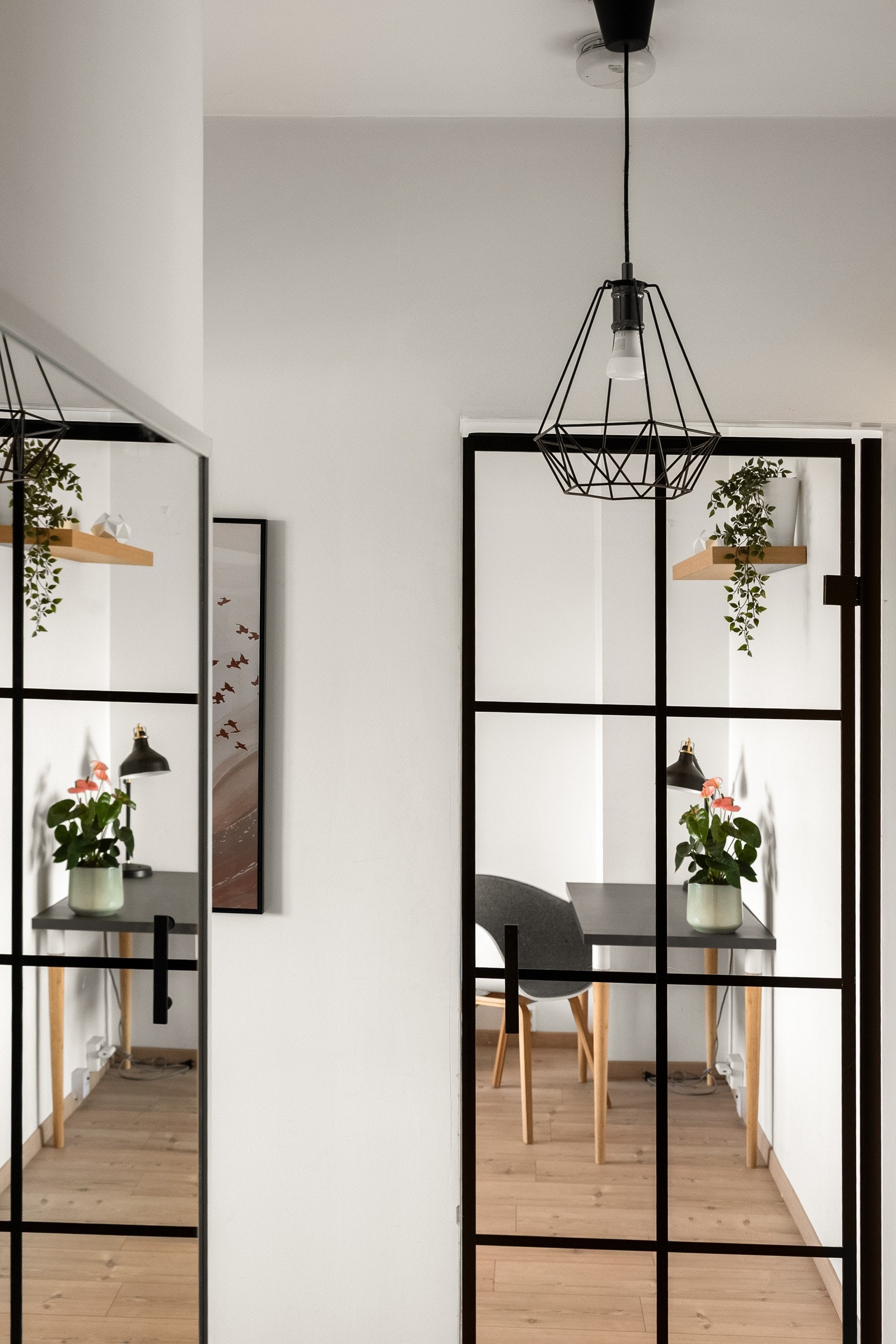 Interiørfoto fra entré/gang mot soverom. Galleribilde