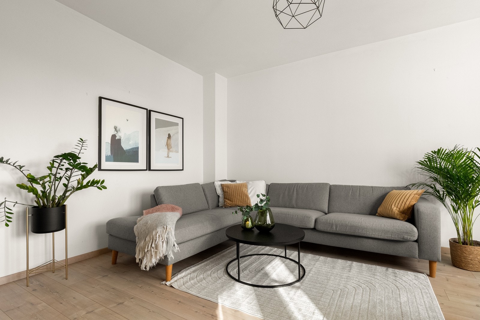 Her er det god plass til en romslig sofagruppe og tilhørende møblement. Galleribilde