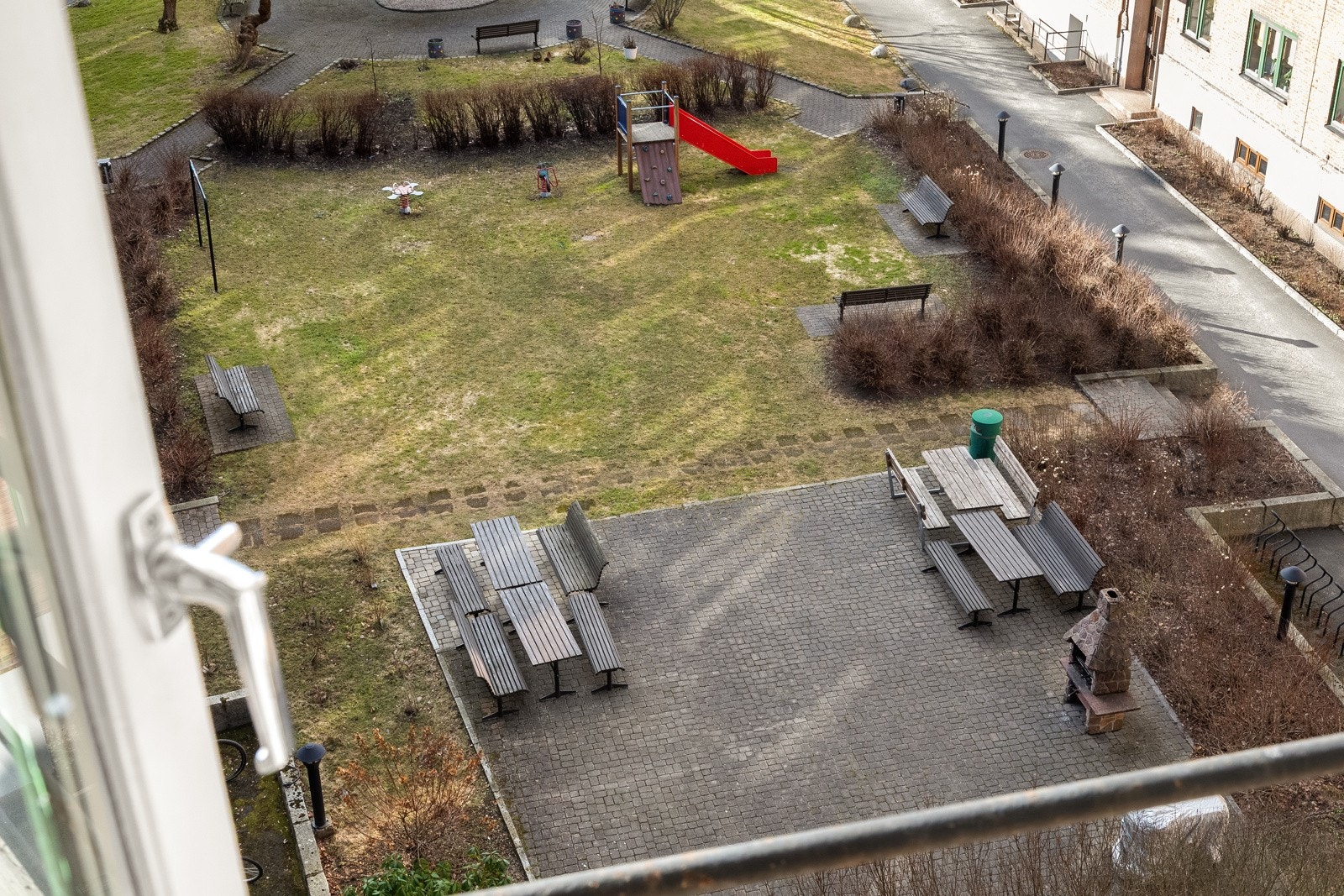 I front av utsikten har man flott oversikt over borettslagets prisvinnende og parkmessige opparbeidede gårdsrom! Galleribilde