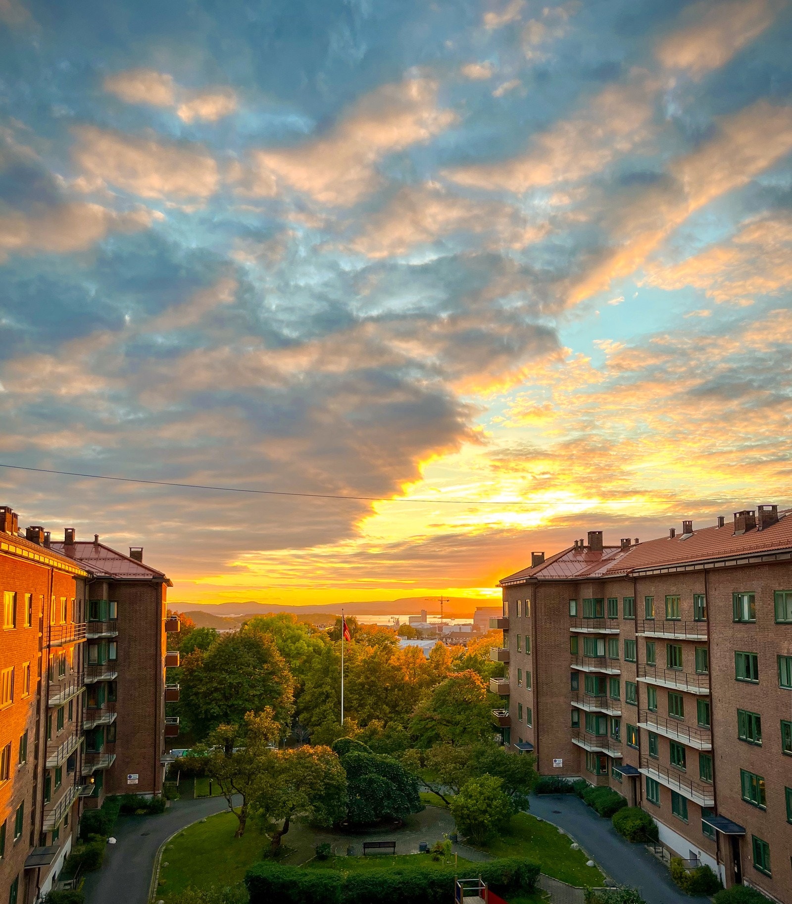 Solnedgang fra stuevinduet på sommerstid. Galleribilde