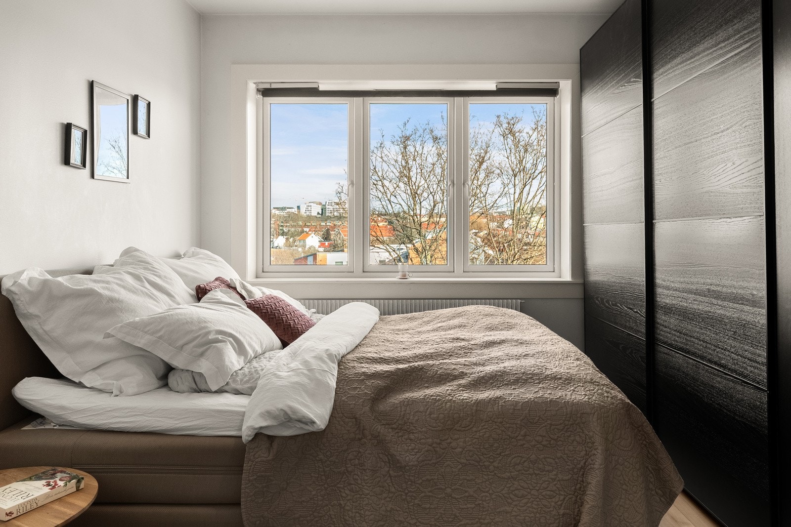 Soverommet er utstyrt med stor skyvedørsgarderobe som gir godt med oppbevaringsmuligheter. Galleribilde