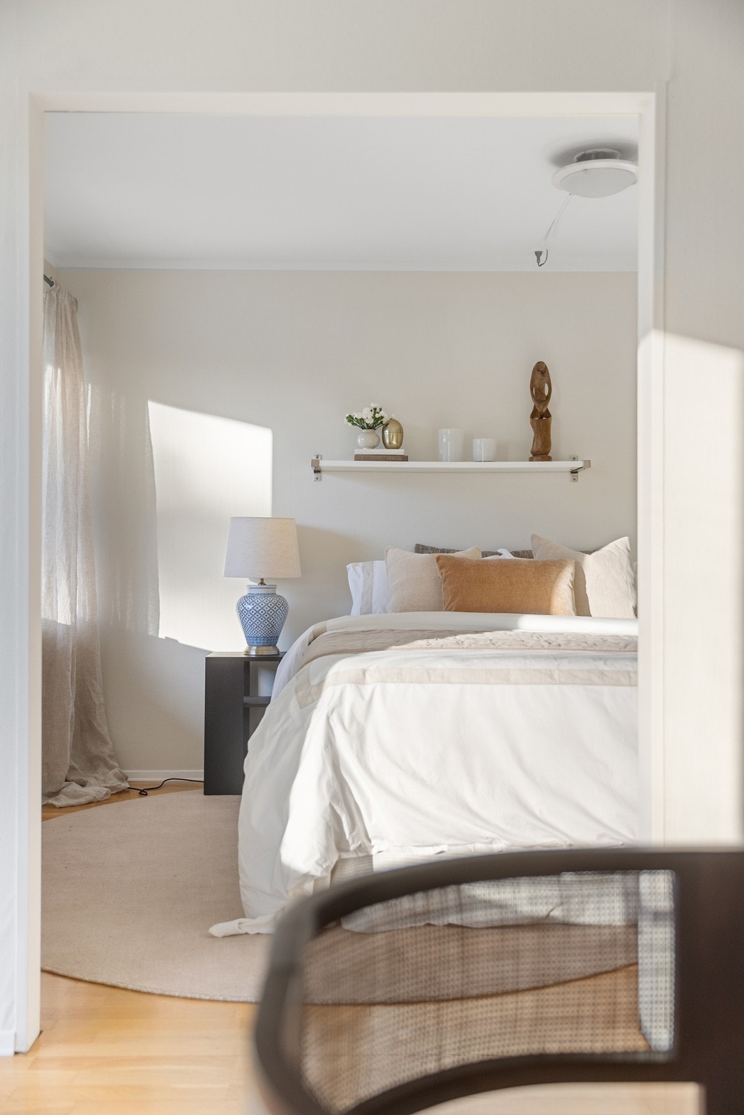 Lyst og pent hovedsoverom. Galleribilde