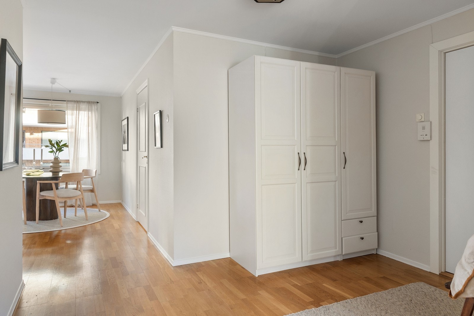 Det er god plass til yttertøy og sko i garderobeskap i gang. Leiligheten disponerer også en trappebod på ca. 1,8 m² samt en kjellerbod på ca. 3,6 m². Galleribilde