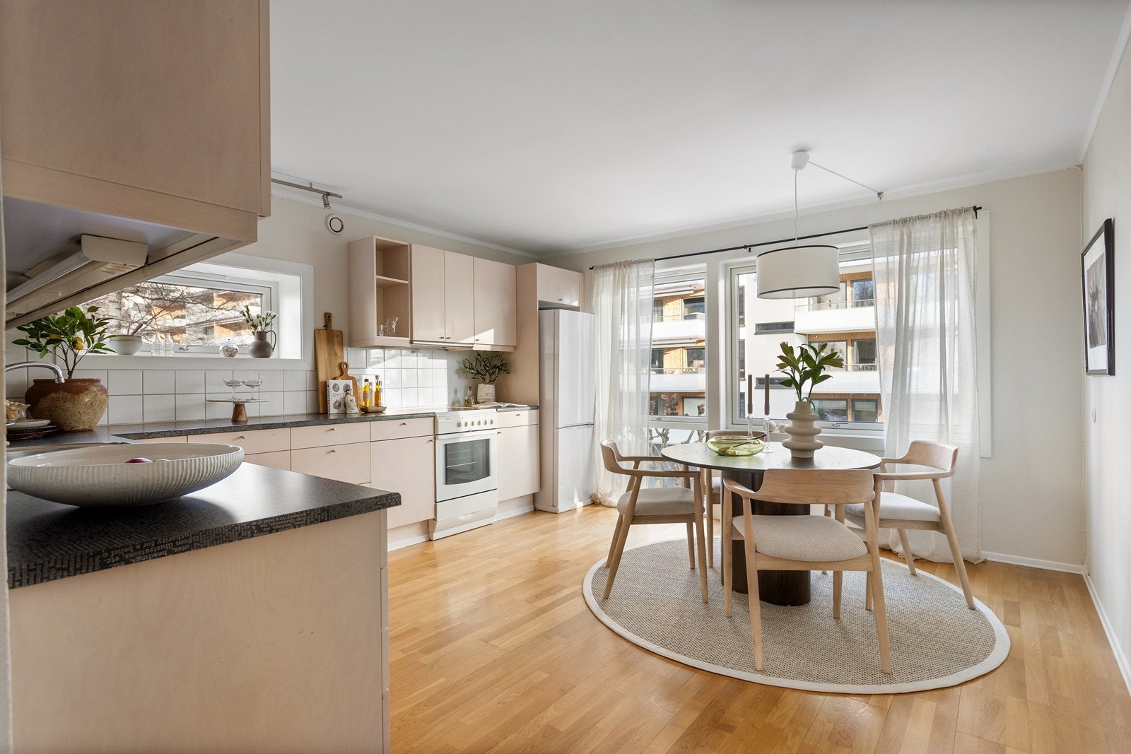 Kjøkkenet har en stor innredning og god plass til spisebord. Galleribilde