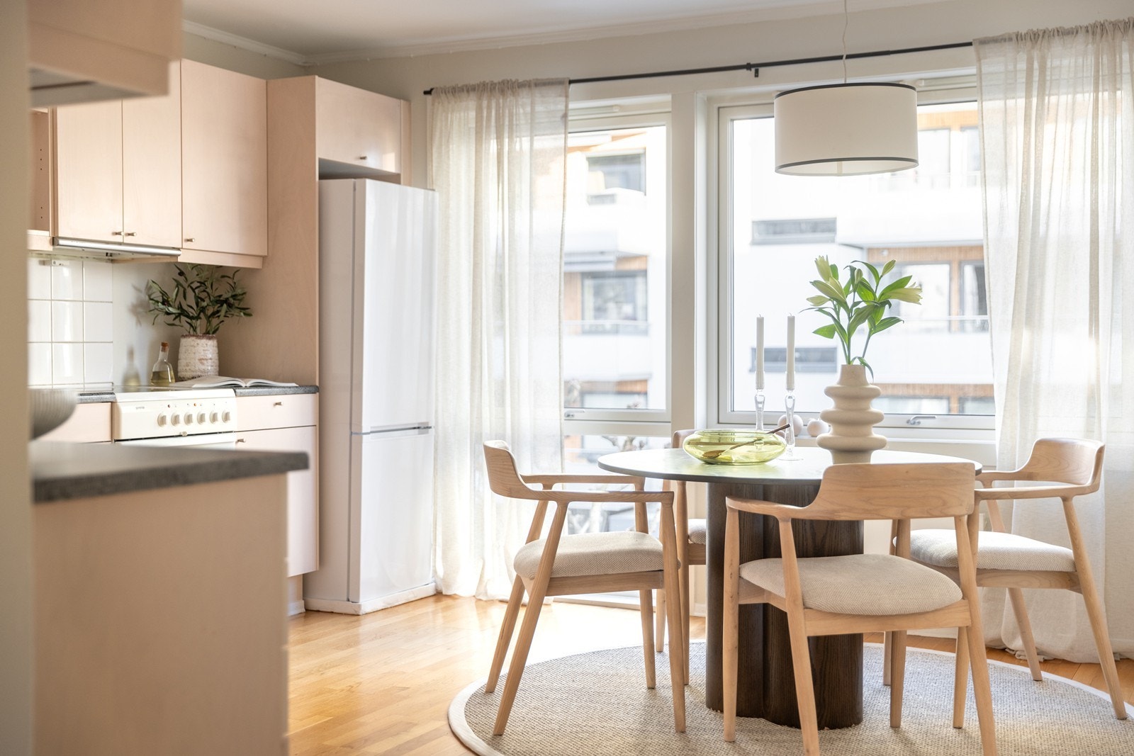 Det er opplegg for oppvaskmaskin, komfyr og kjøl/frys, samt en integrert avtrekksvifte i overskap. Galleribilde