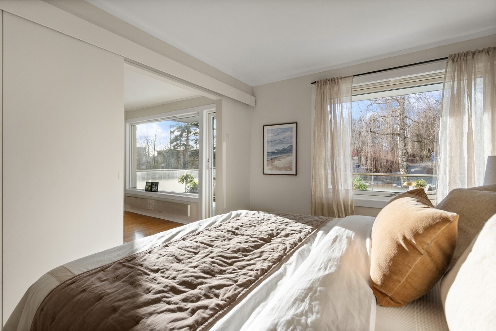 Store vindusflater. Galleribilde