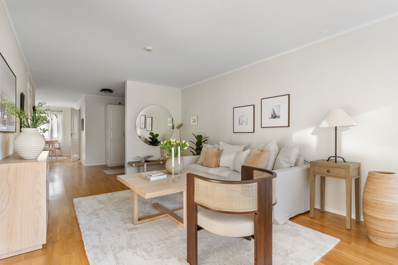 Romslig stue med god plass til møblement. Galleribilde