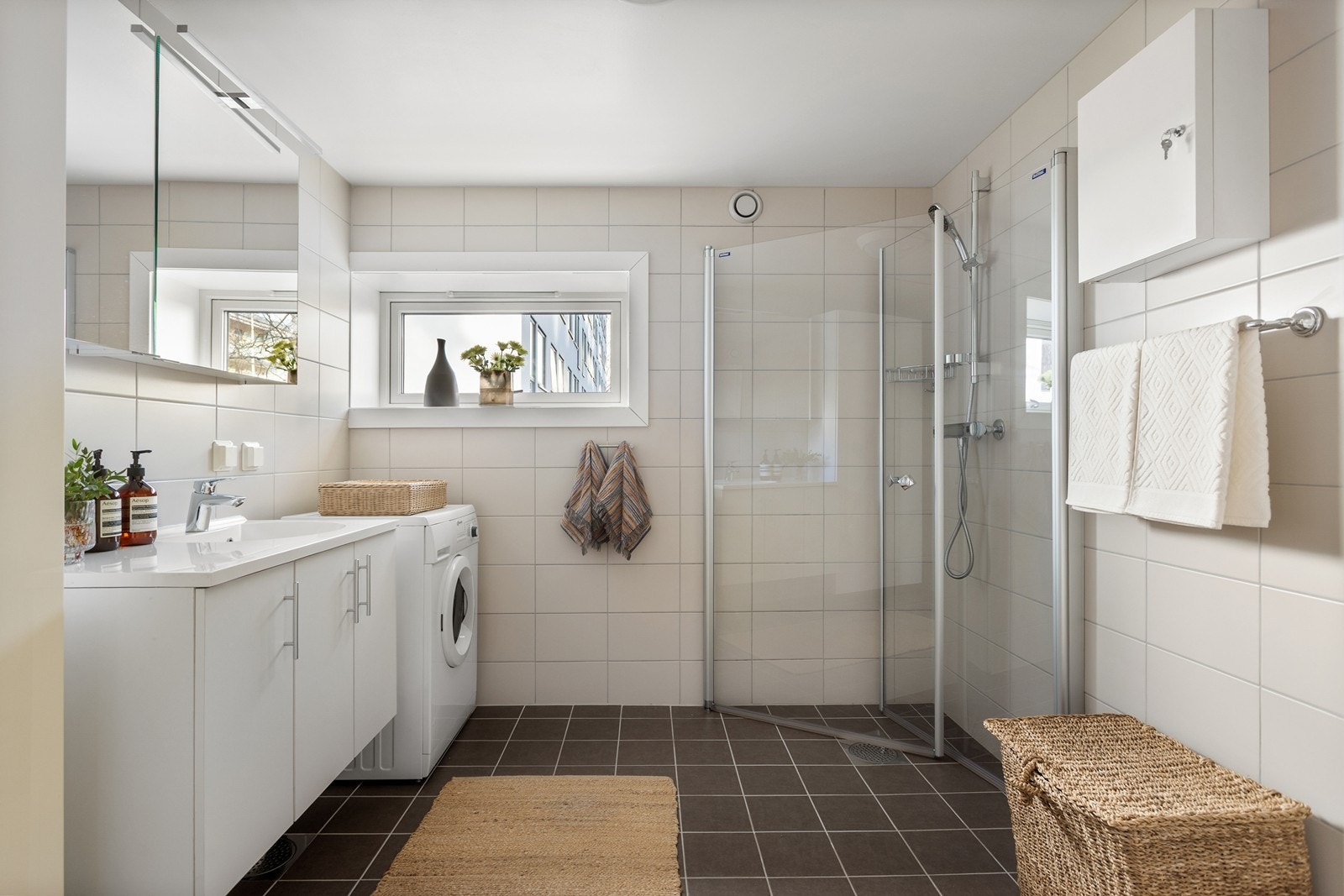 Leiligheten har et moderne og flislagt bad som ble pusset opp i 2018/2019 i regi av borettslaget. Galleribilde