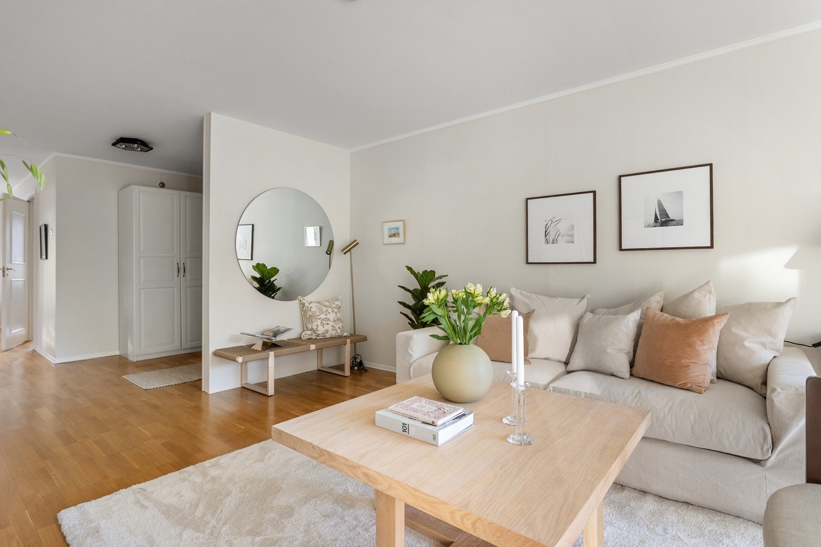 Leiligheten har gjennomgående parkett, malte flater med strietapet og malte slette takflater. Takhøyden i stuen er målt til ca. 2,36 m. Galleribilde