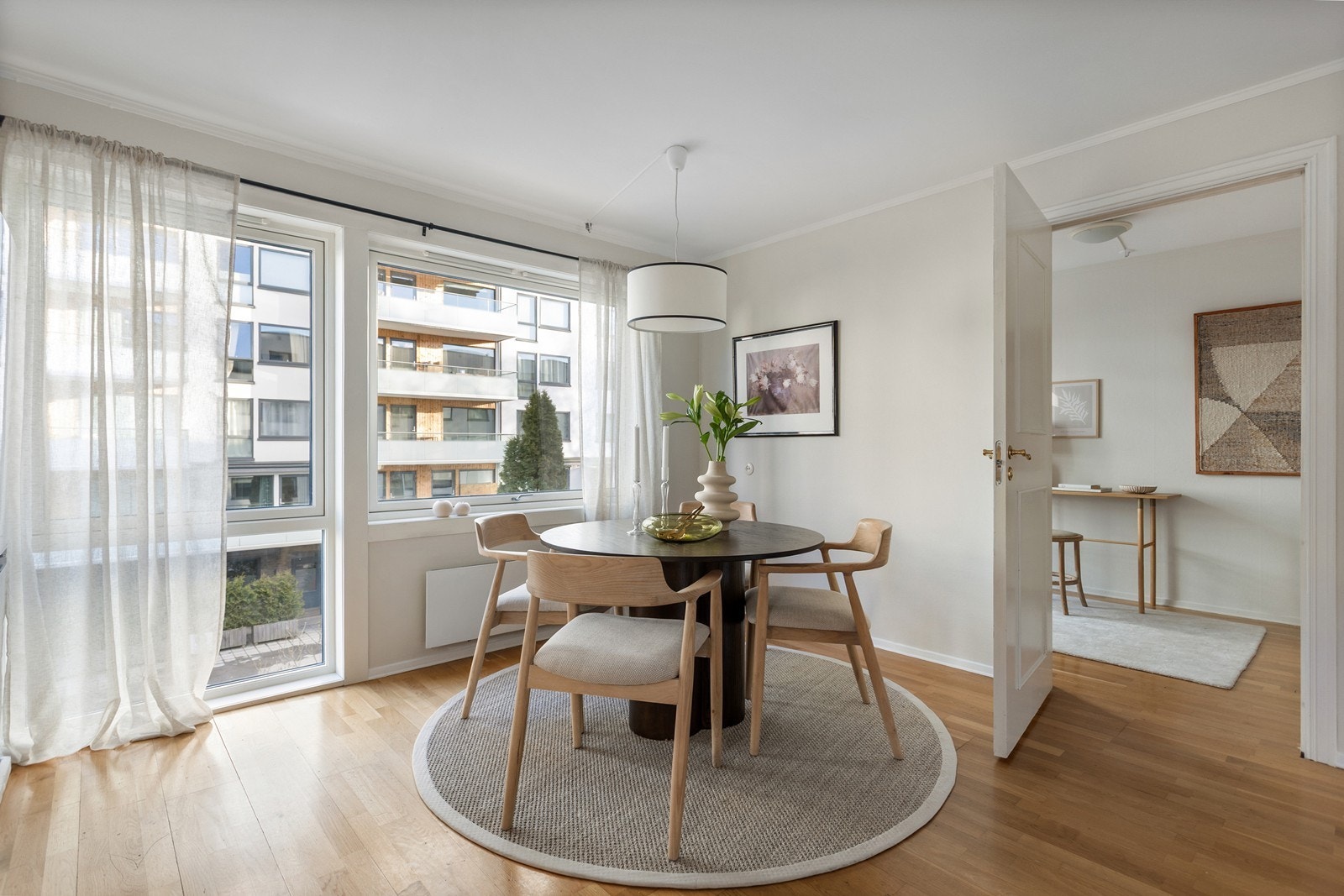 Hyggelig spiseplass ved de store vinduene som er fra 2020. Galleribilde