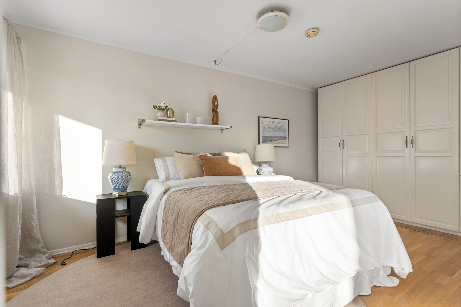 God lagringsplass i flere garderobeskap på hovedsoverom. Galleribilde