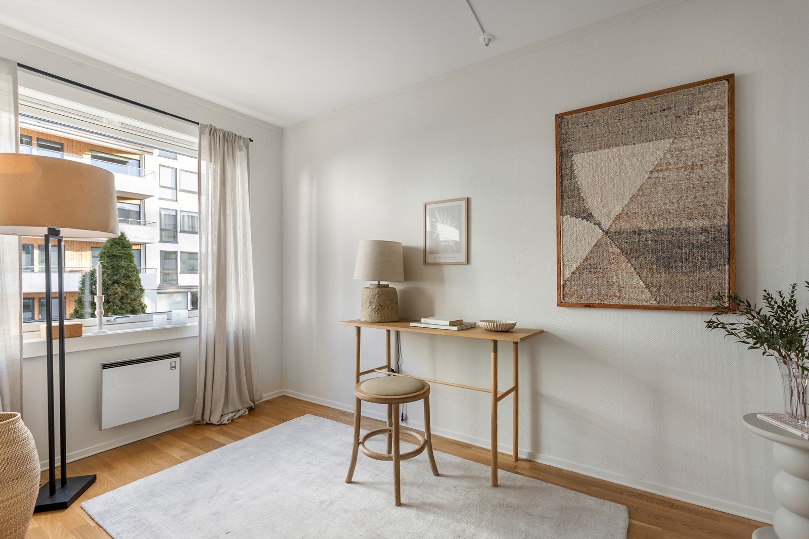 Her er det plass til seng, garderobeskap og skrivebord. Galleribilde