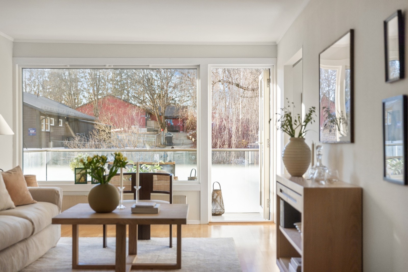 Leiligheten ligger i 2. etasje, og har utgang til balkong. Galleribilde