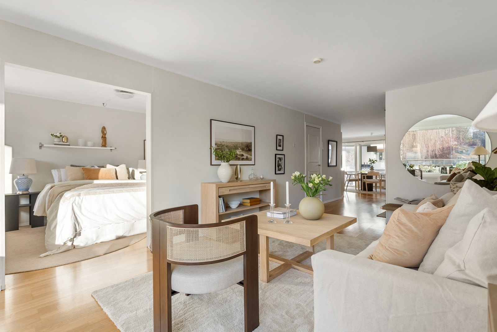 Fra stuen er det skyvedører inn mot hovedsoverommet. Galleribilde