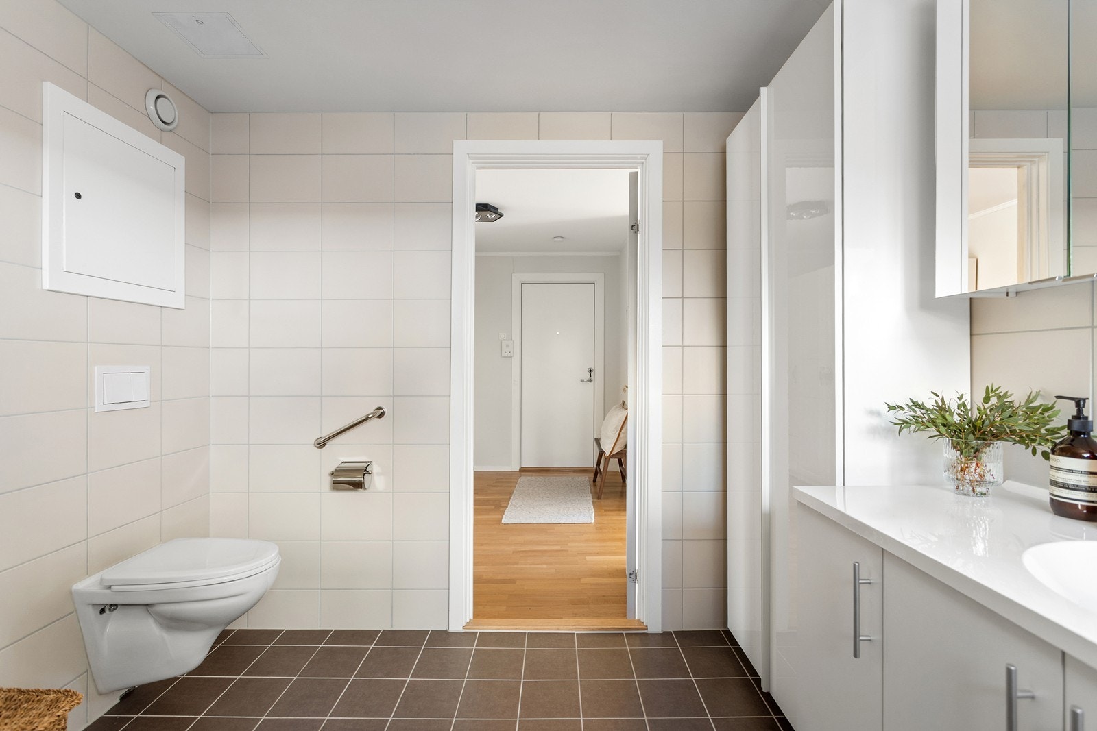 Det er også opplegg for vaskemaskin, og avtrekket er tilkoblet felles mekanisk avtrekk. Galleribilde