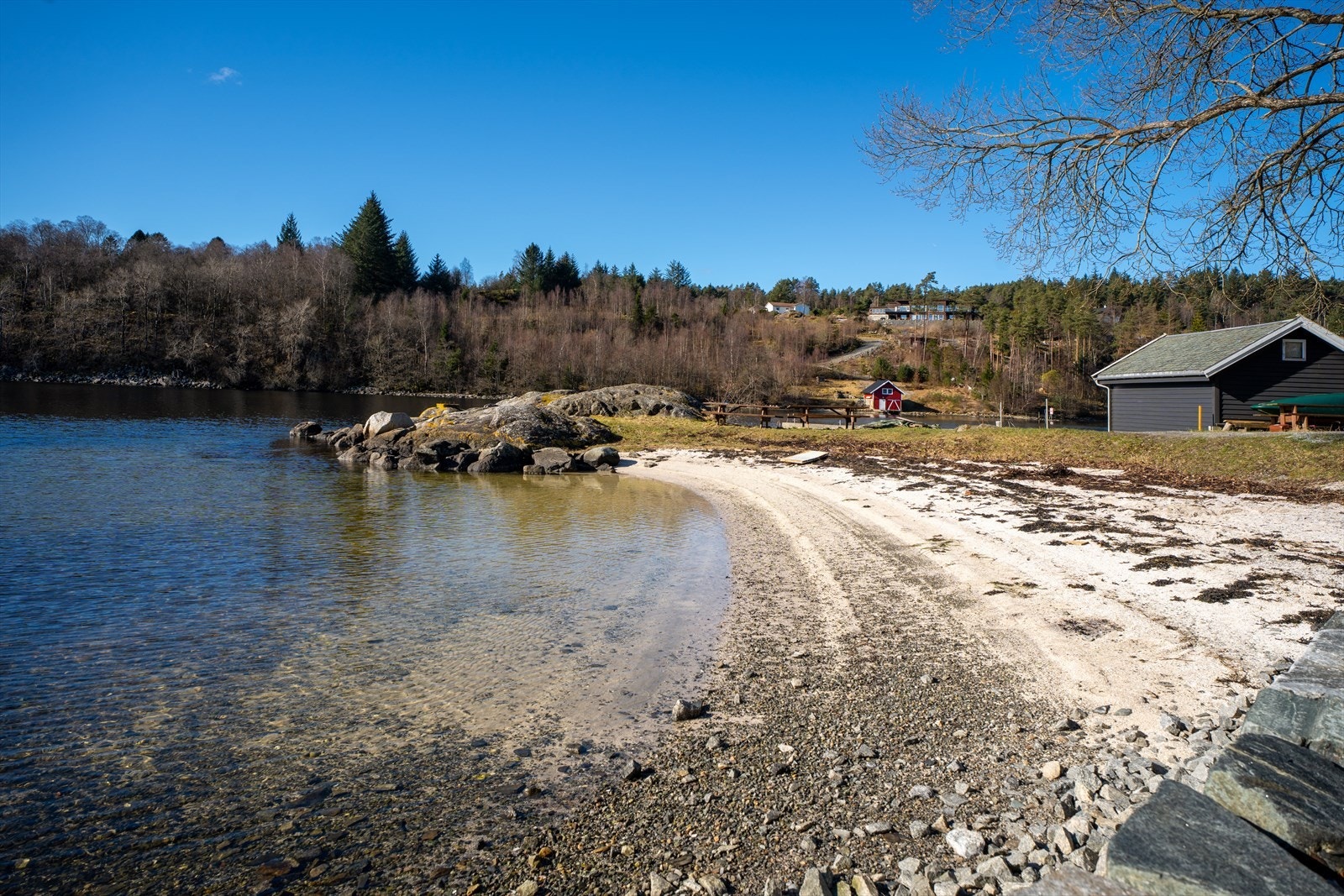 Her er både sandstrand og gapahuk. Et perfekt sted å ta med ungene for krabbefisking og lek i vannet. Galleribilde