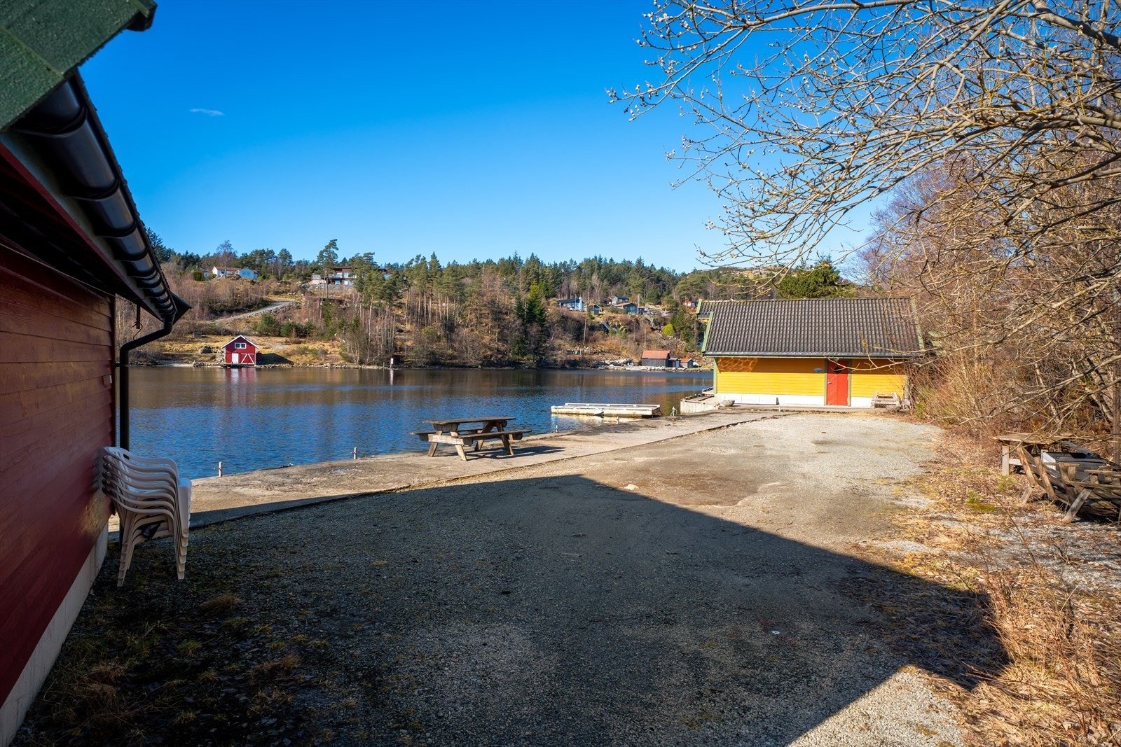 Det er kort kjøreavstand til eiendommen fra Aksdal (ca 10 minutter) og Haugesund (ca 30 minutter). Galleribilde