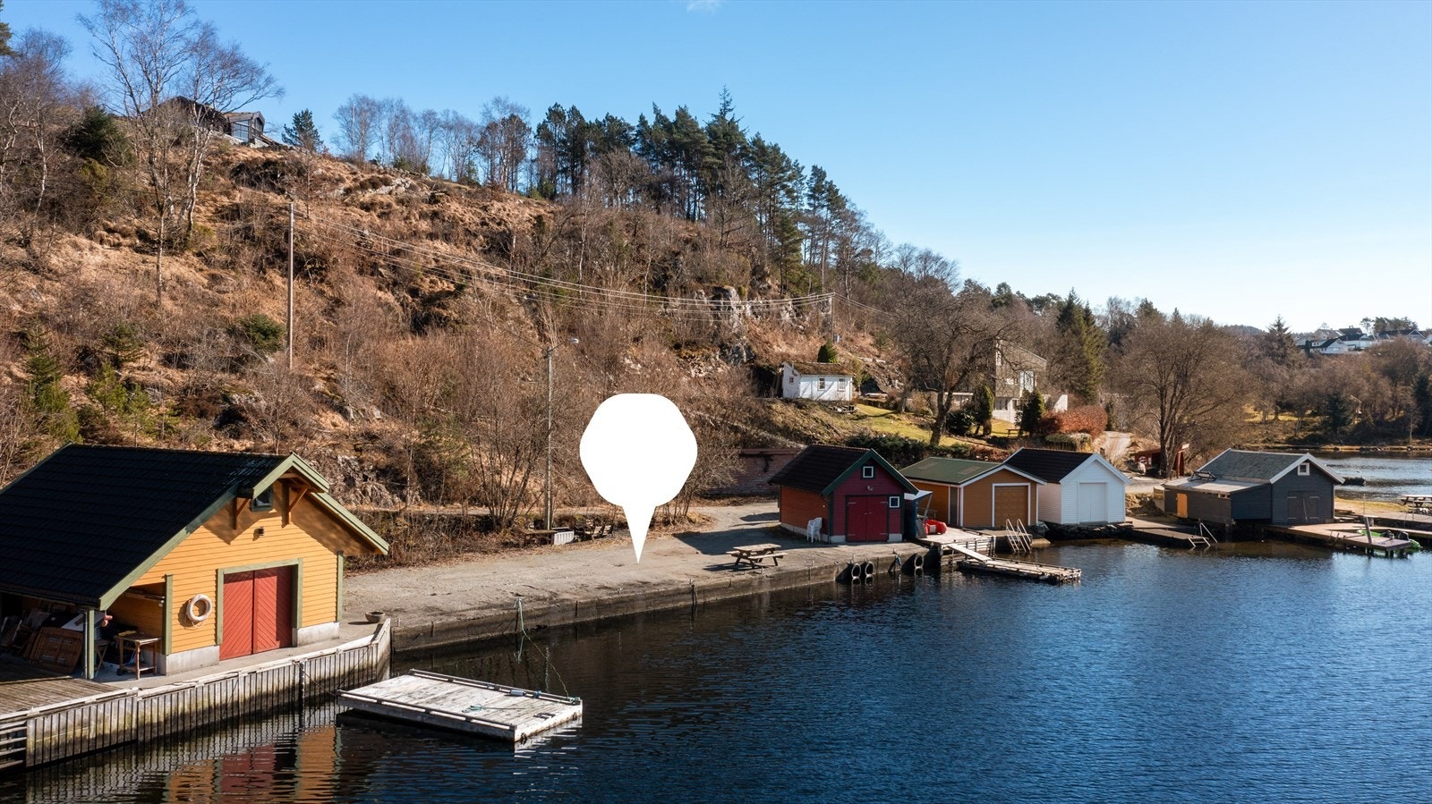 Ca. 18 meter med kailinje og gode dybdeforhold (det er fortøyd ca. 50 fots båt her tidligere). Kailinjen er kun oppmålt digitalt i kommunekart.com - en fysisk oppmåling vil avvike. Galleribilde