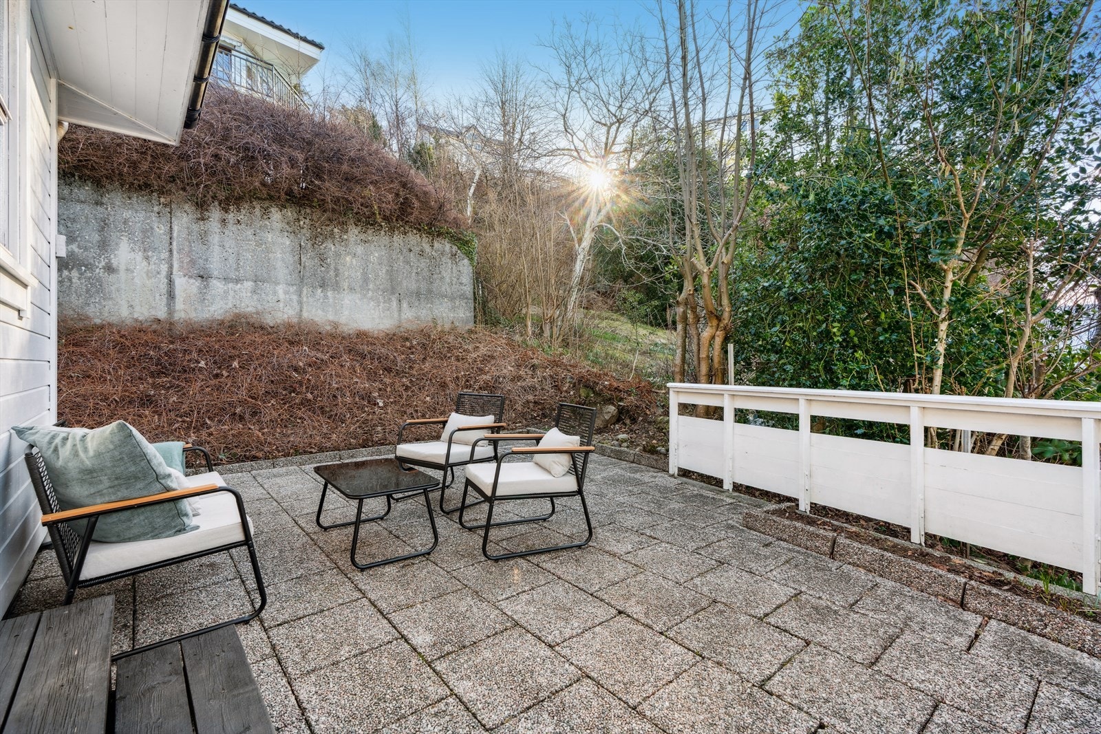 Lettstelt uteplass. Galleribilde