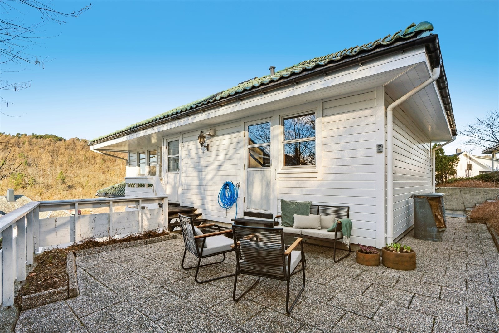 Herlig, steinlagt uteplass. Galleribilde