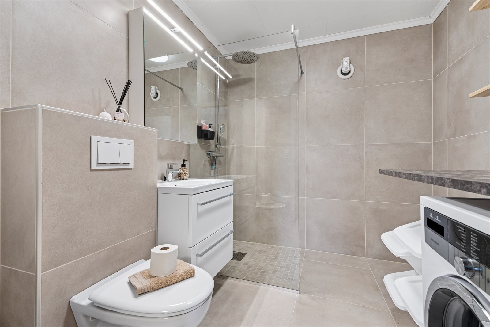 Badet/vaskerommet ble renovert i 2021 og har fliser på gulv og vegg. Galleribilde