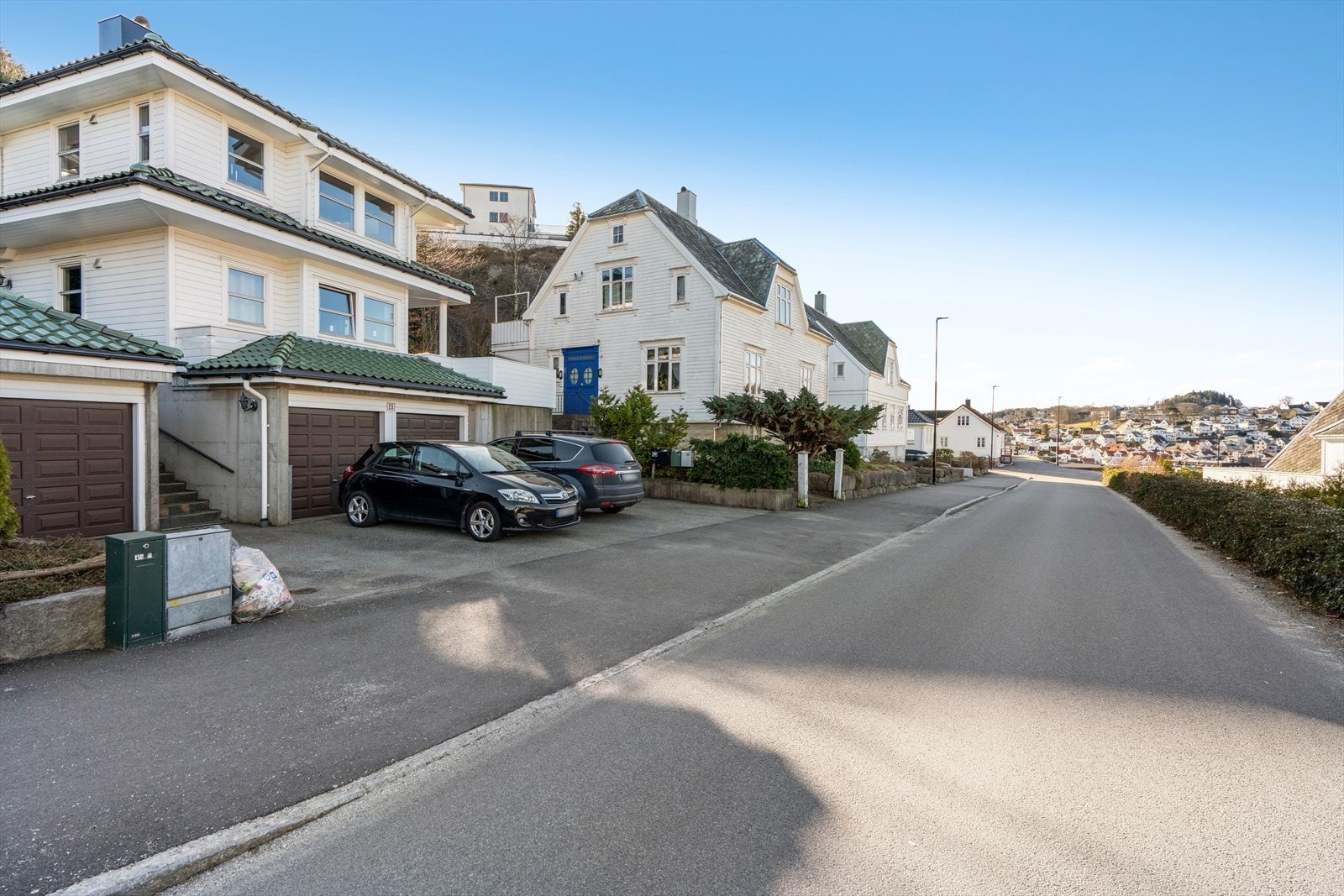 Det medfølger en garasjeplass og biloppstillingsplass. Galleribilde