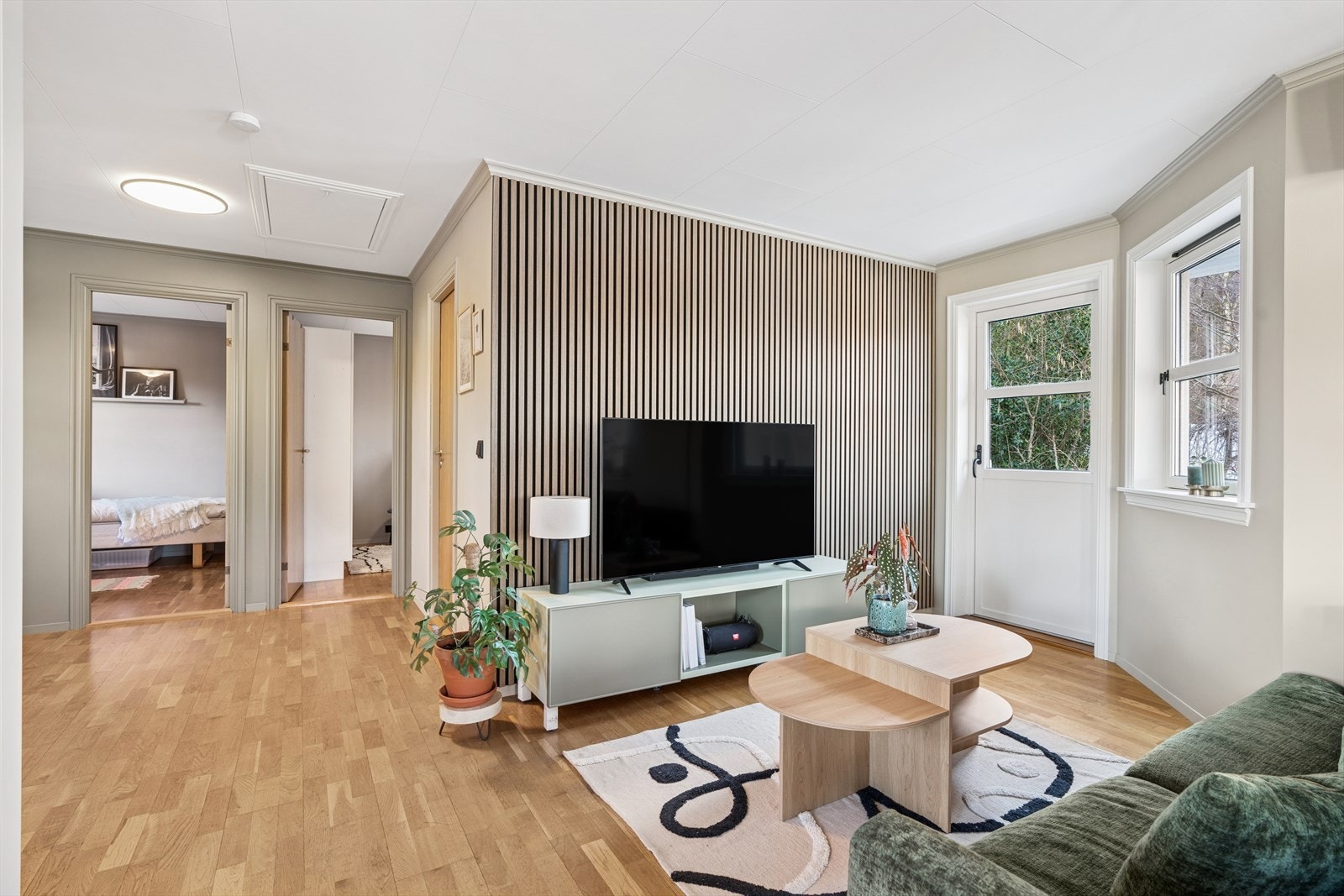 Det er montert en flott spilevegg i stuen. Galleribilde