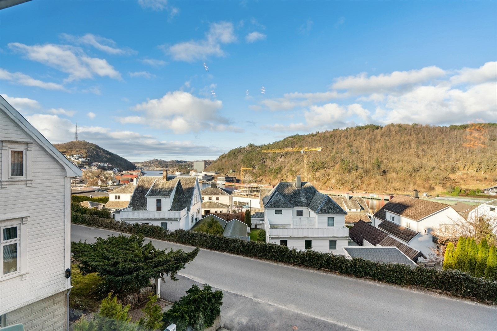 Hafsøyveien 25B ligger i det attraktive og sentrumsnære boligområdet Hafsøy i Egersund. Denne leiligheten har en fantastisk beliggenhet med flott utsikt og gode solforhold, noe som gir en lys og innbydende atmosfære. Galleribilde